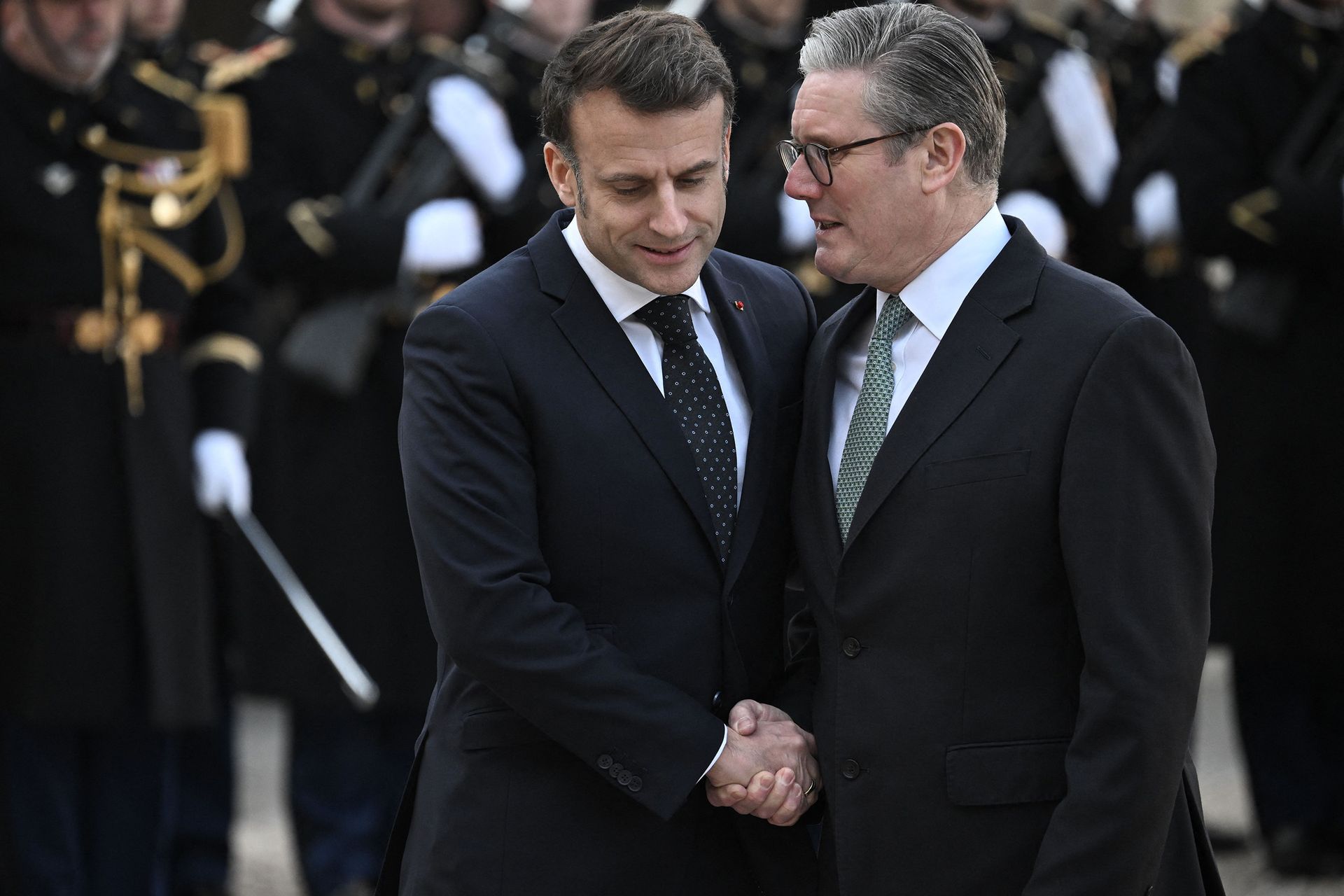 …a možná si začneme i věřit. (Emmanuel Macron a Keir Starmer, Paříž, únor 2025)