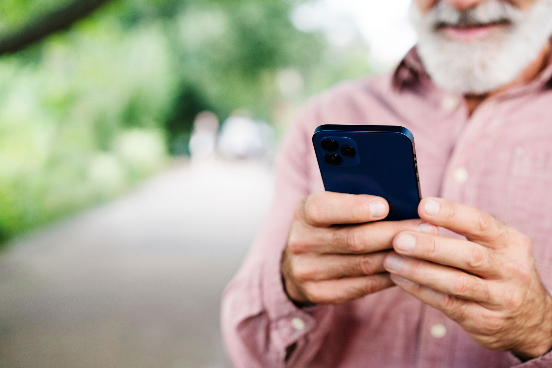  Podle údajů    Českého statistického úřadu z roku 2023 používá dnes chytrý telefon čtvrtina osob ve věku nad 75 let, před pěti lety to byla pouze čtyři procenta. 