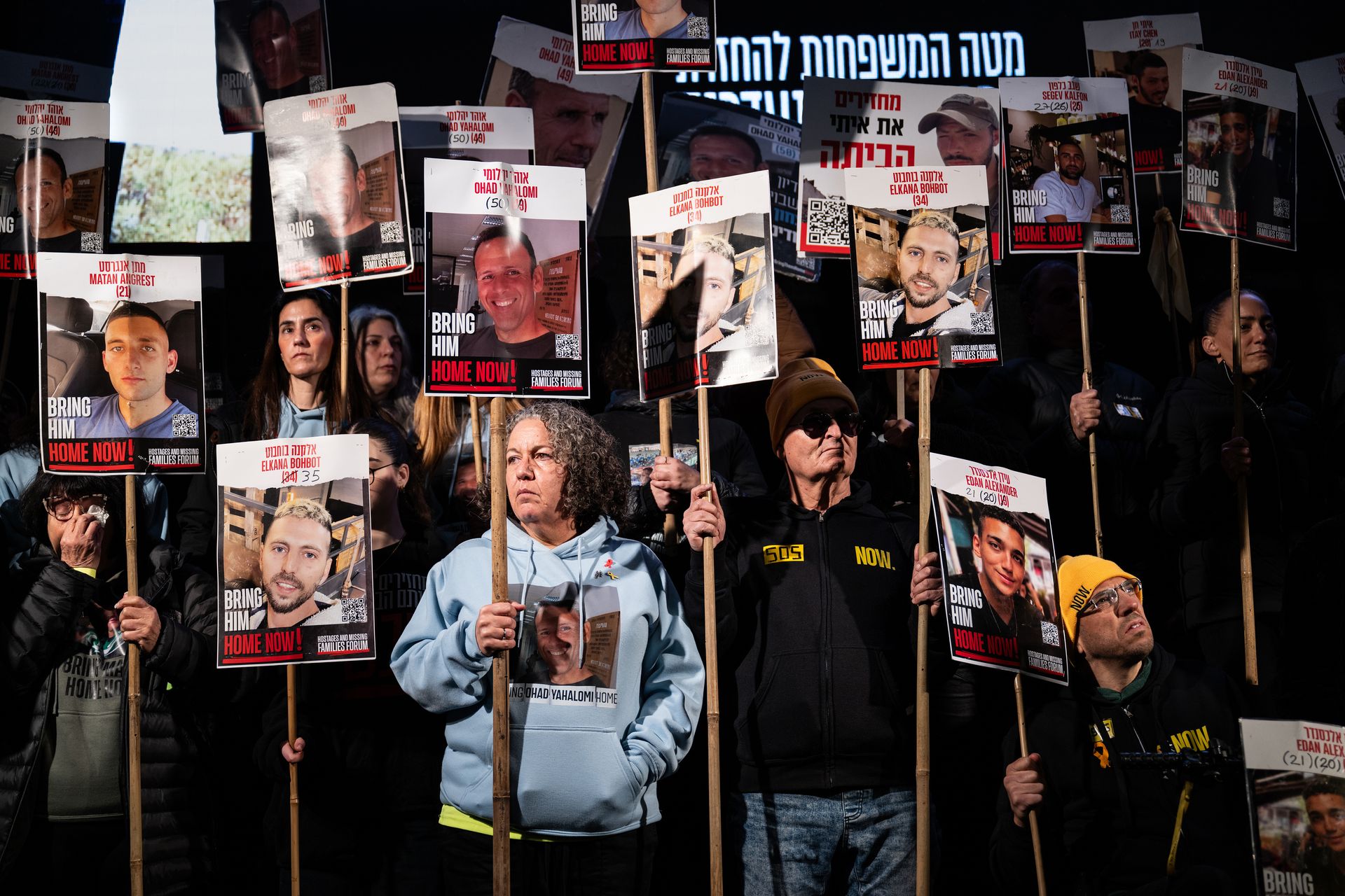 Dostaňte je domů hned. (Rodiče a příbuzní živých a mrtvých rukojmích, kteří jsou stále v Gaze, „náměstí unesených“, Tel Aviv, 22. února)