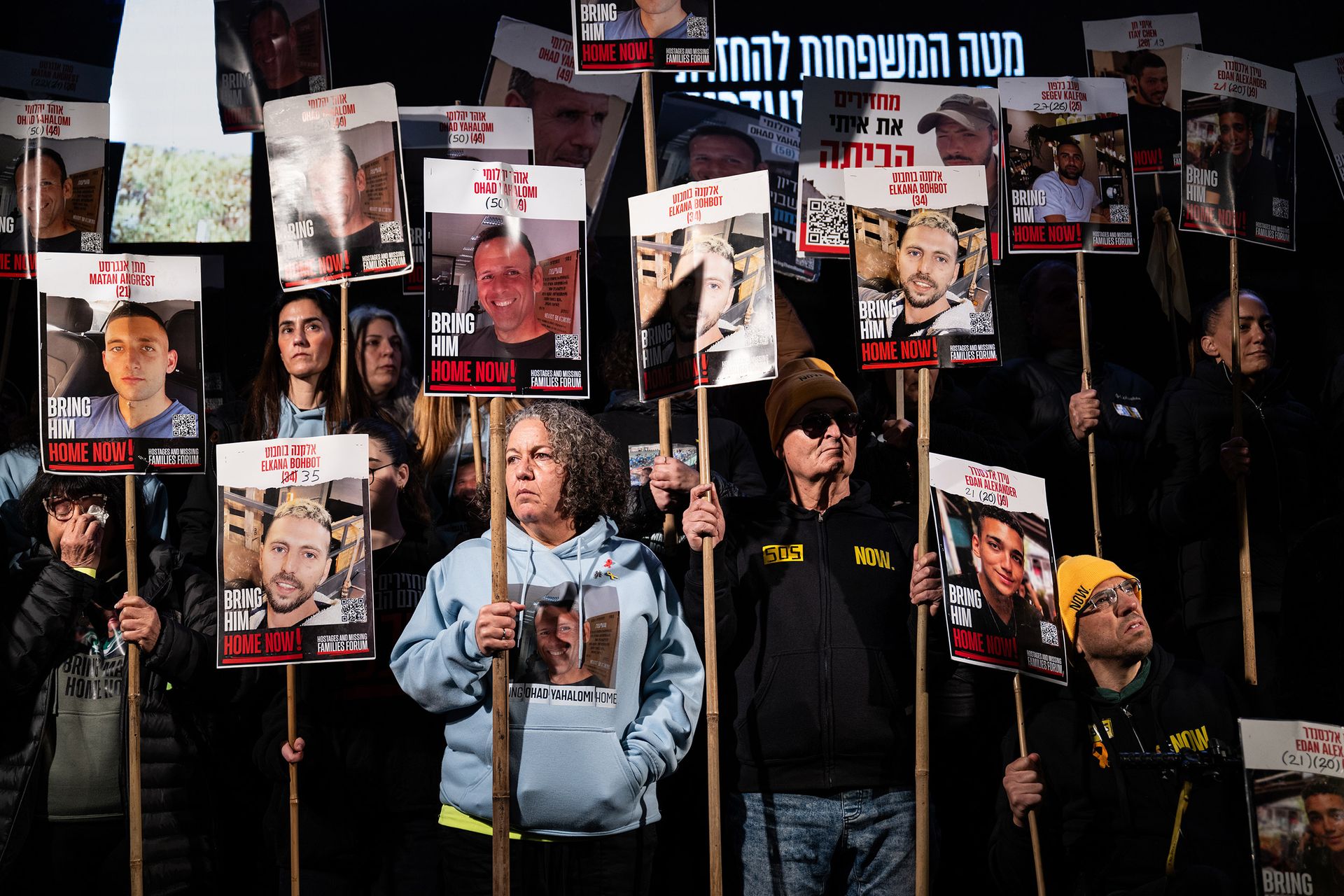 Dostaňte je domů hned. (Rodiče a příbuzní živých a mrtvých rukojmích, kteří jsou stále v Gaze, „náměstí unesených“,  Tel Aviv, 22. února)