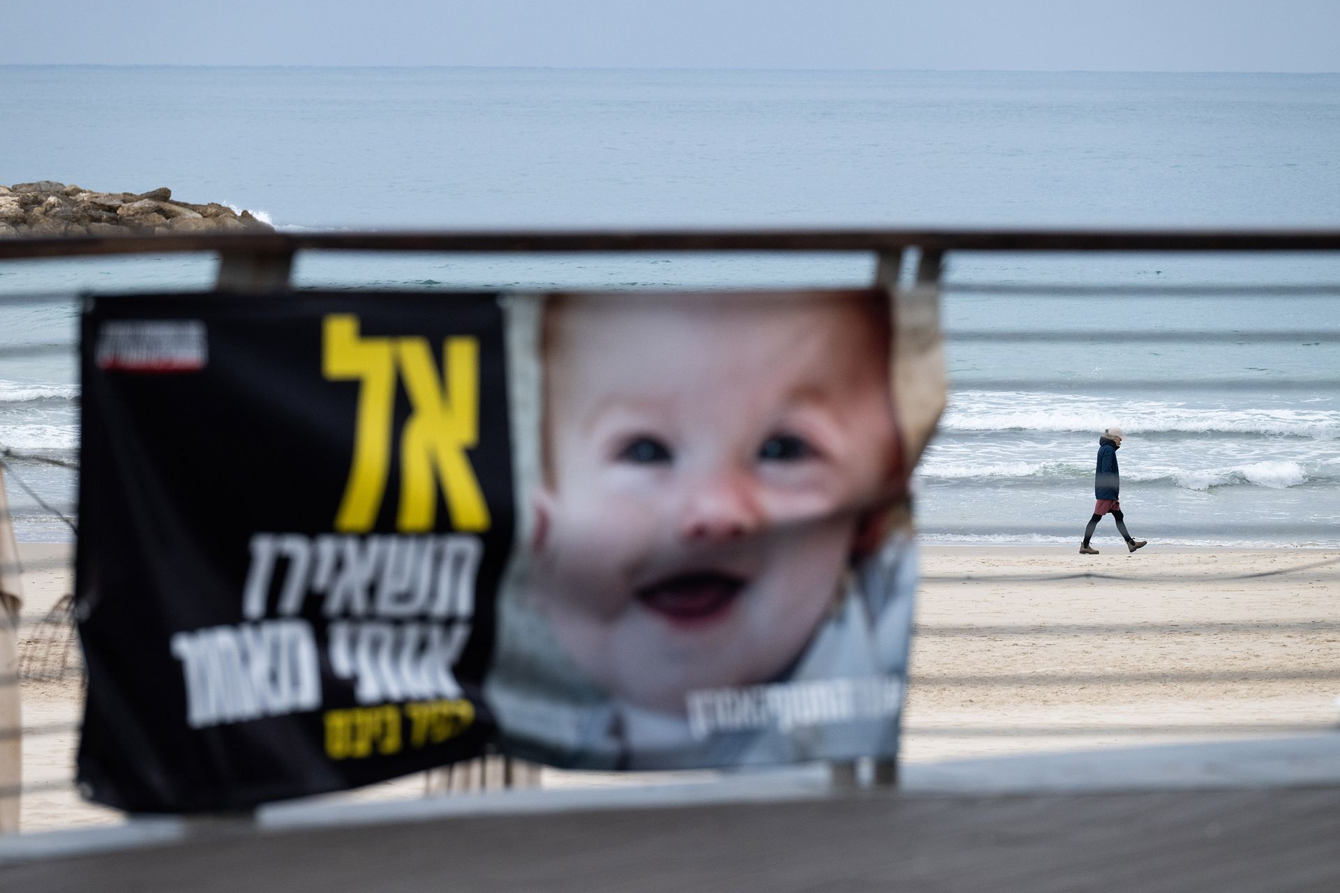 Fotografie uneseného Kfira Bibase, Tel Aviv.