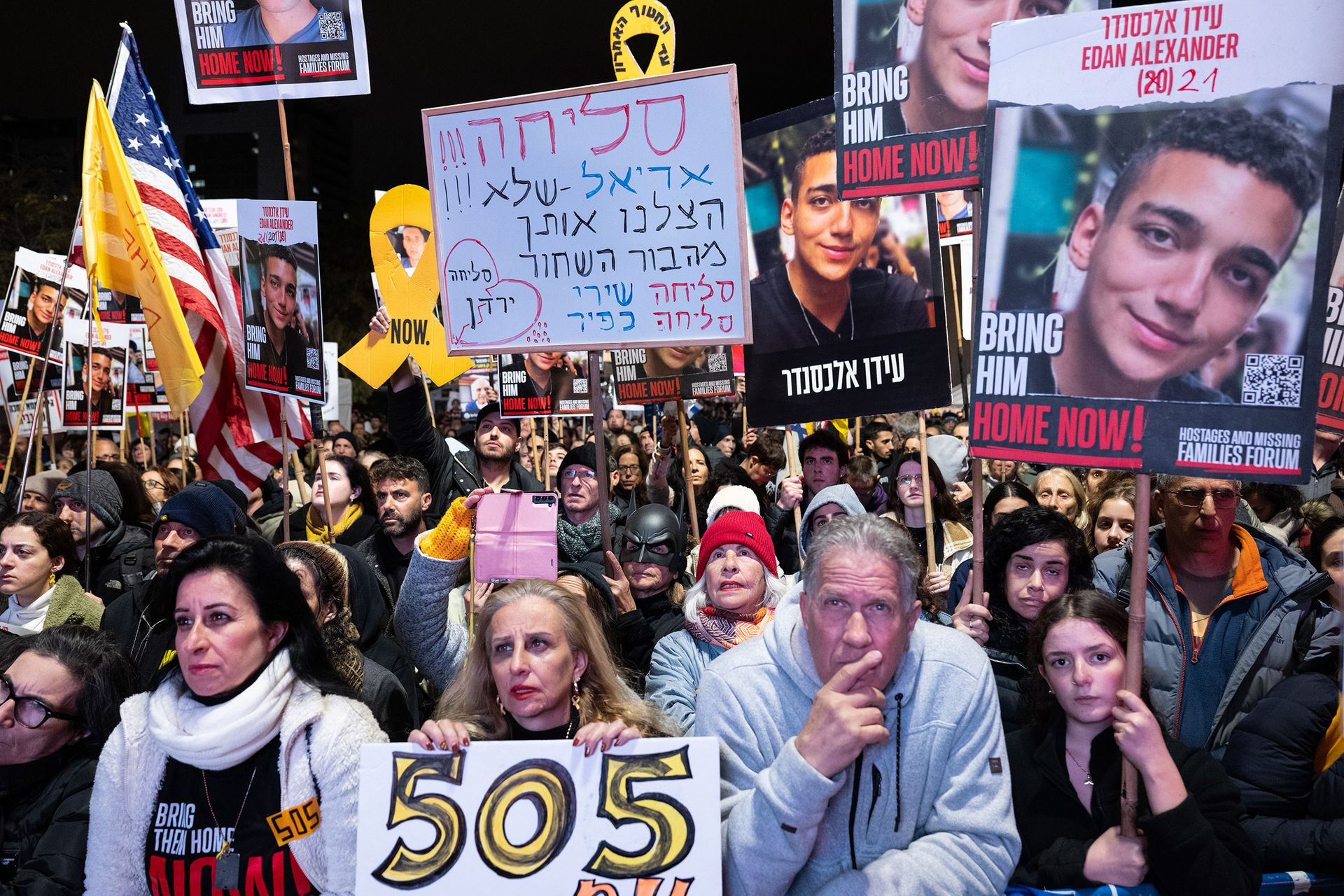 Lidé si připomínají 505 dní věznění izraelských rukojmích v Gaze, Tel Aviv, 22.2.2025.