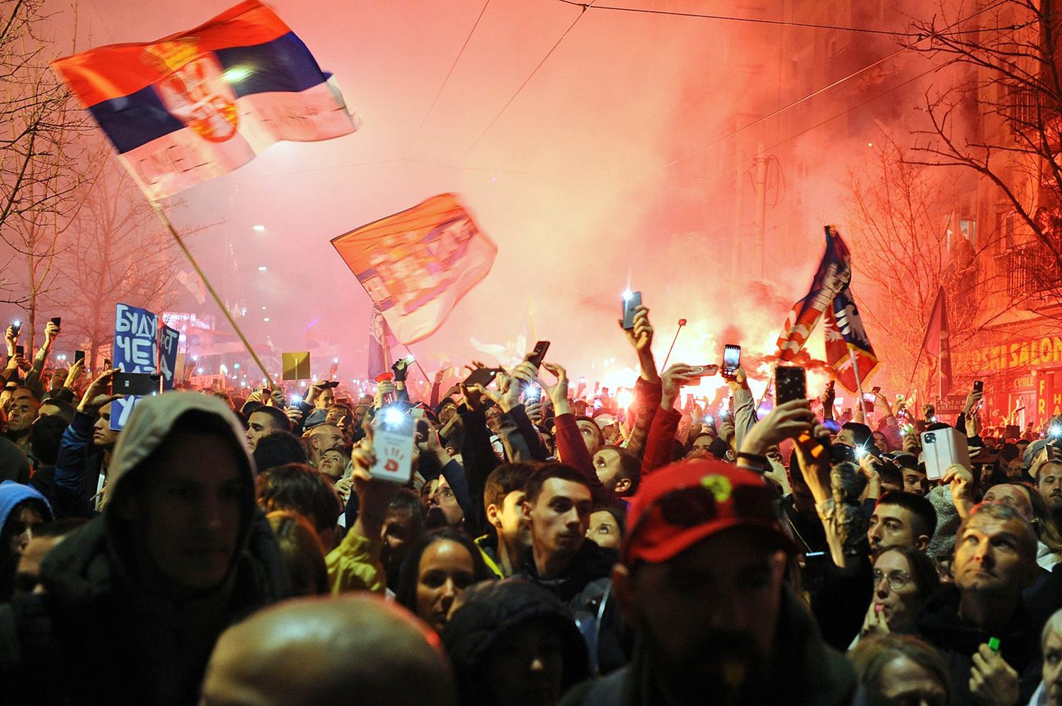 The large student protest "15 for 15" began at the Serbian Parliament, but then the decision was made to hold the main part of the protest at Slavija, so the crowd headed towards Slavija.Veliki studentski protest "15. za 15" poceo je kod Skupstine Srbij