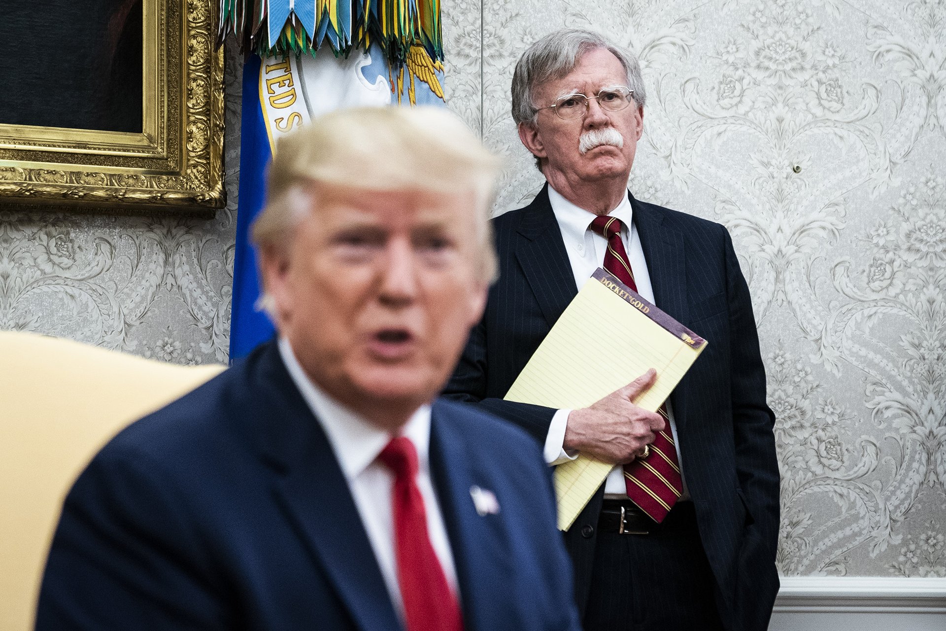 John Bolton s Donaldem Trumpem, kdy působil jako jeho bezpečnostní poradce, na setkání s nizozemským premiérem Markem Ruttem v Bílém domě, 18. července 2019. 