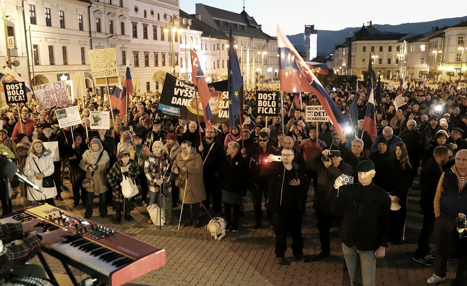 A zítra možná budete na seznamu. (Protivládní shromáždění Slovensko je Evropa v Banské Bystrici, 7. března 2025) 