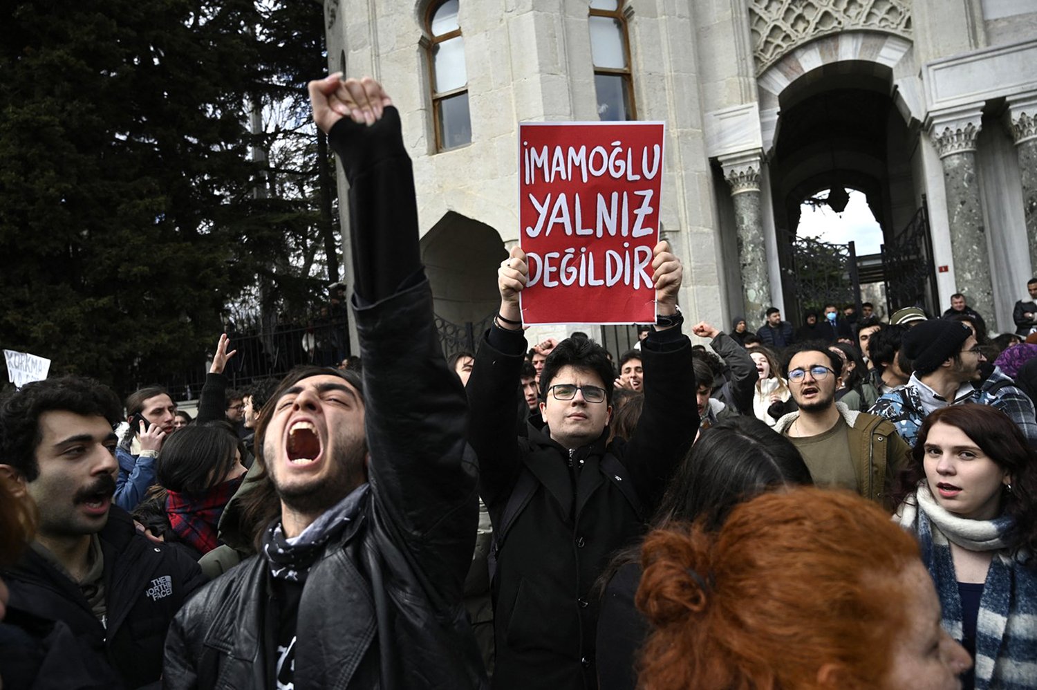 Je relativně mladý, energický, charismatický, schopný. Vládní strana AKP a Erdoğan jsou naopak unavení, bez energie. (Demonstrace na podporu zatčeného starosty Istanbulu İmamoğlua)