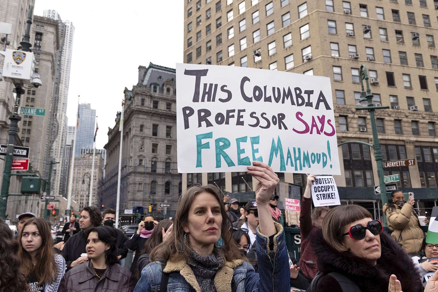  ... a profesoři demonstrující na jeho podporu)