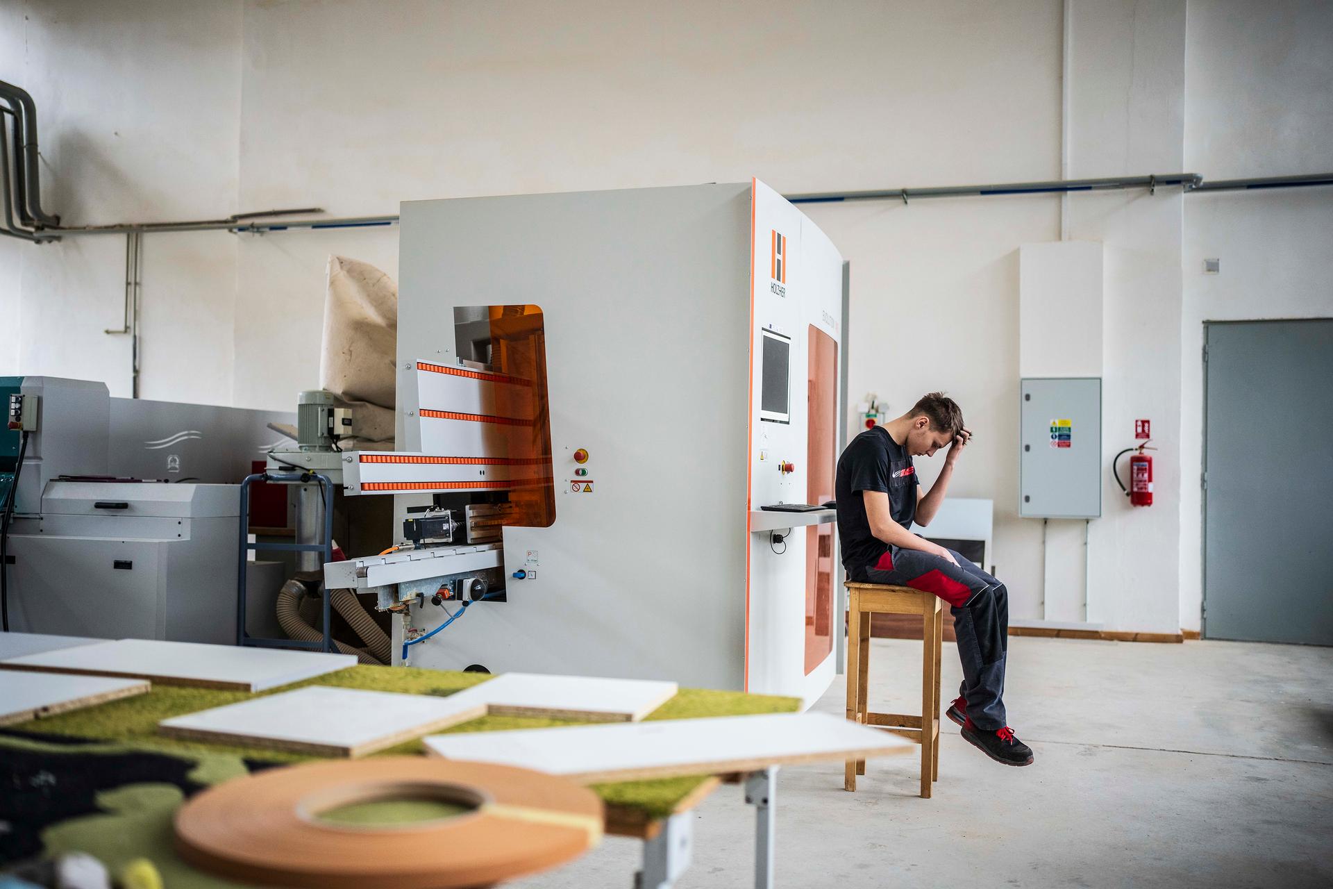 Počkáme, než nám to stroje vyrobí. (Hala, kde se vyrábí třeba kuchyňské linky)