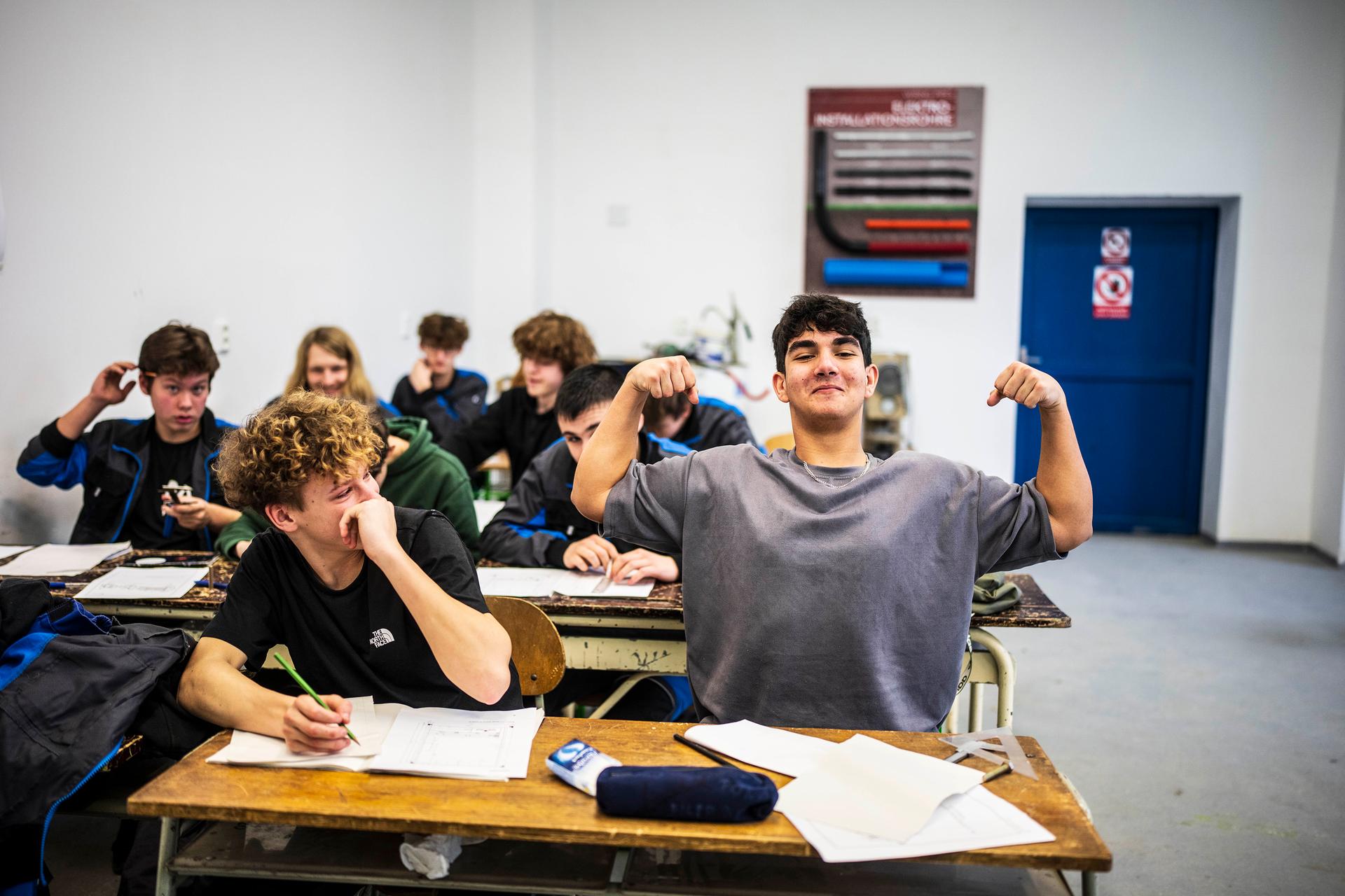 Ukaž svaly, fotí nás. (Výuka v jedné z oldřichovských tříd)