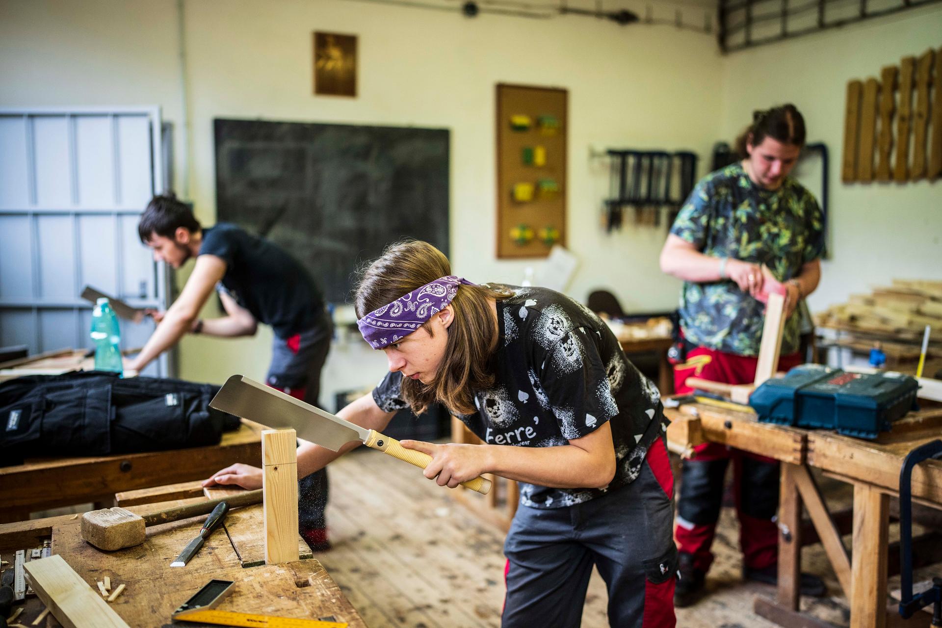 Dvakrát měř, jednou řež. (Studenti truhlařiny se učí pracovat se dřevem)