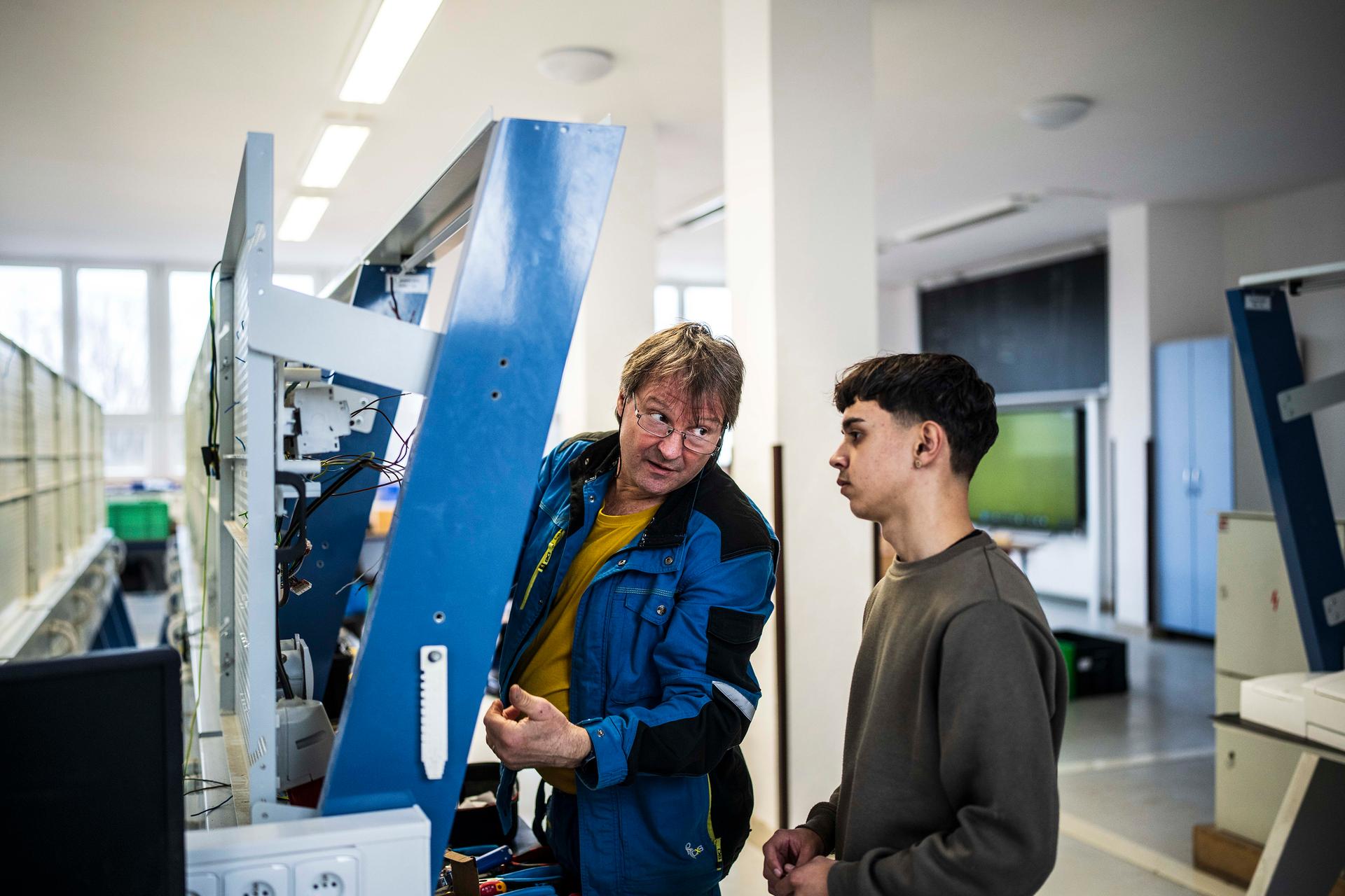 Tady to zapoj a bude to fungovat. (Mistr Miroslav Bureš v akci)