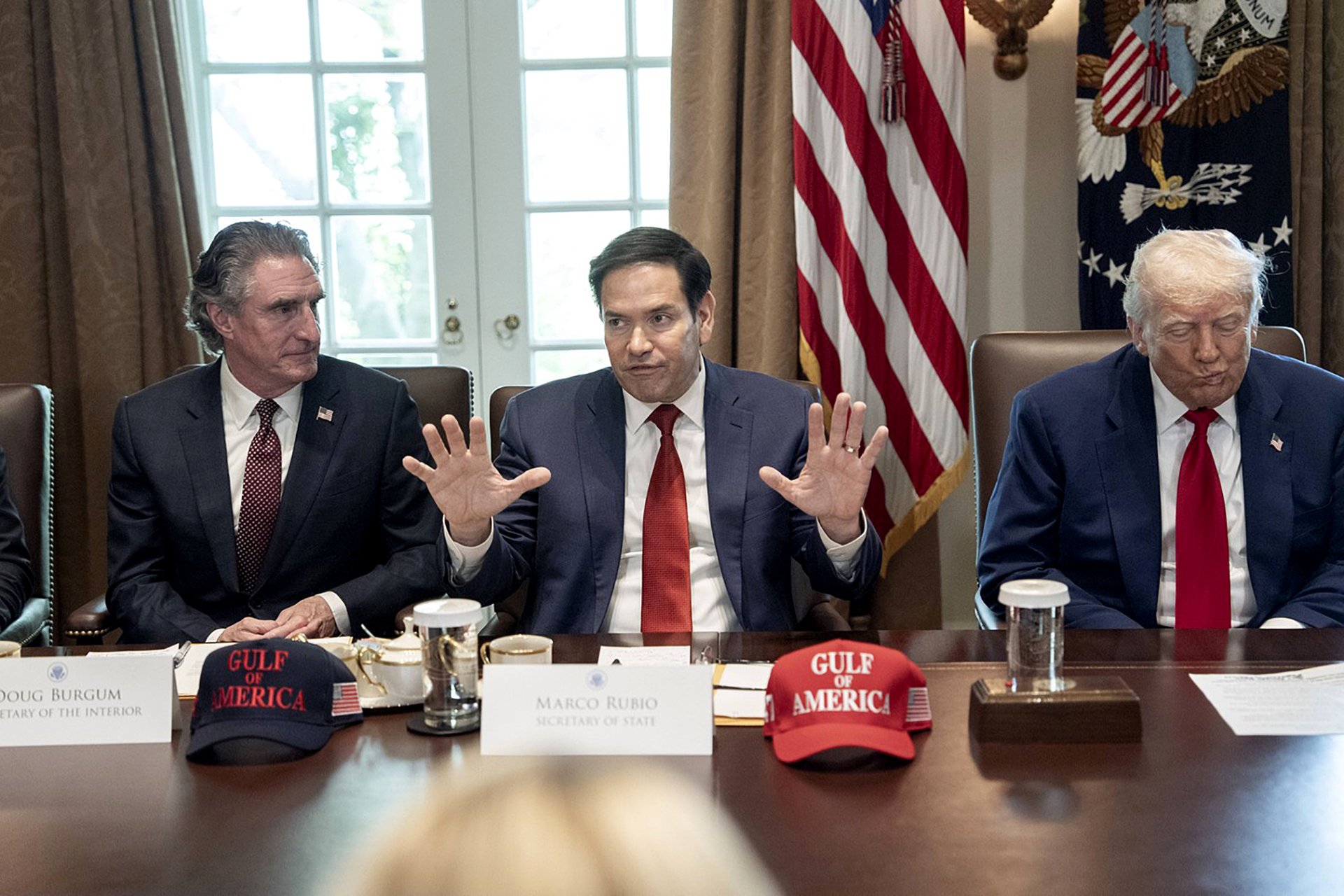 Putin musí velmi brzy říct, zda to s mírem na Ukrajině myslí vážně.  (Ministr zahraničí Marco Rubio uprostřed)
