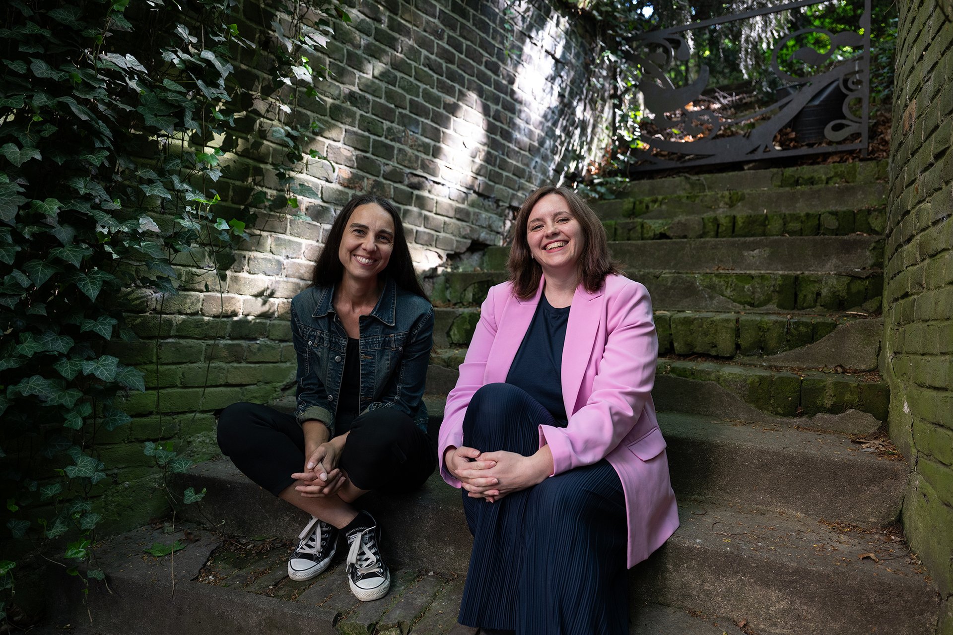 „Bylo by skvělé žít ve společnosti, kde takové diagnózy nepotřebujeme a respektujeme, že každý mozek je dobrý na něco jiného.“ (zleva Klára Kubíčková a  Jana Srncová)