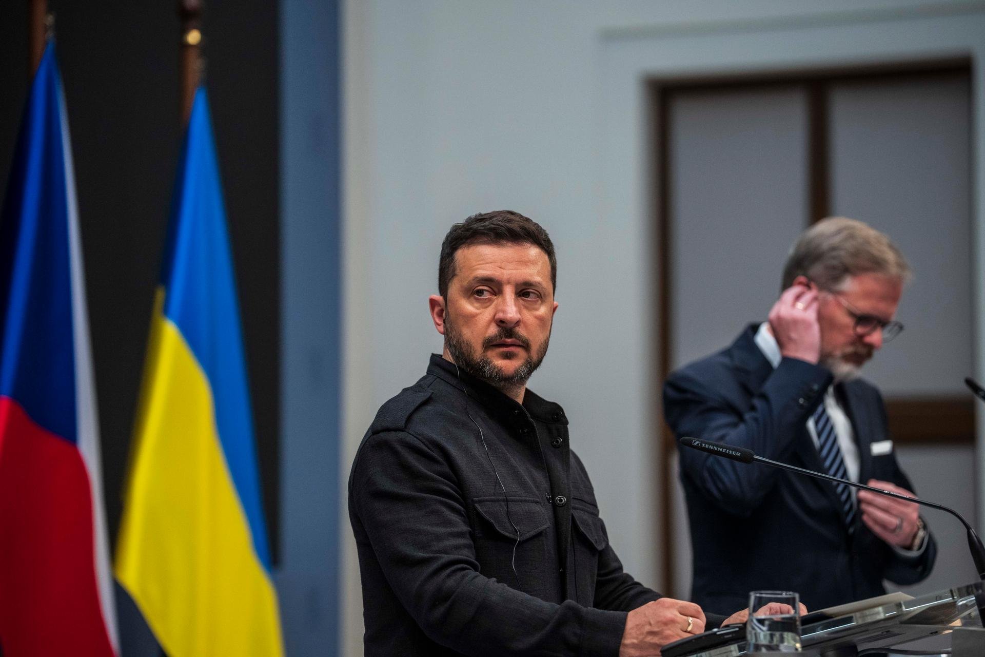 "Děkujeme premiérovi a českým přátelům za pomoc v oblasti obrany.“ 