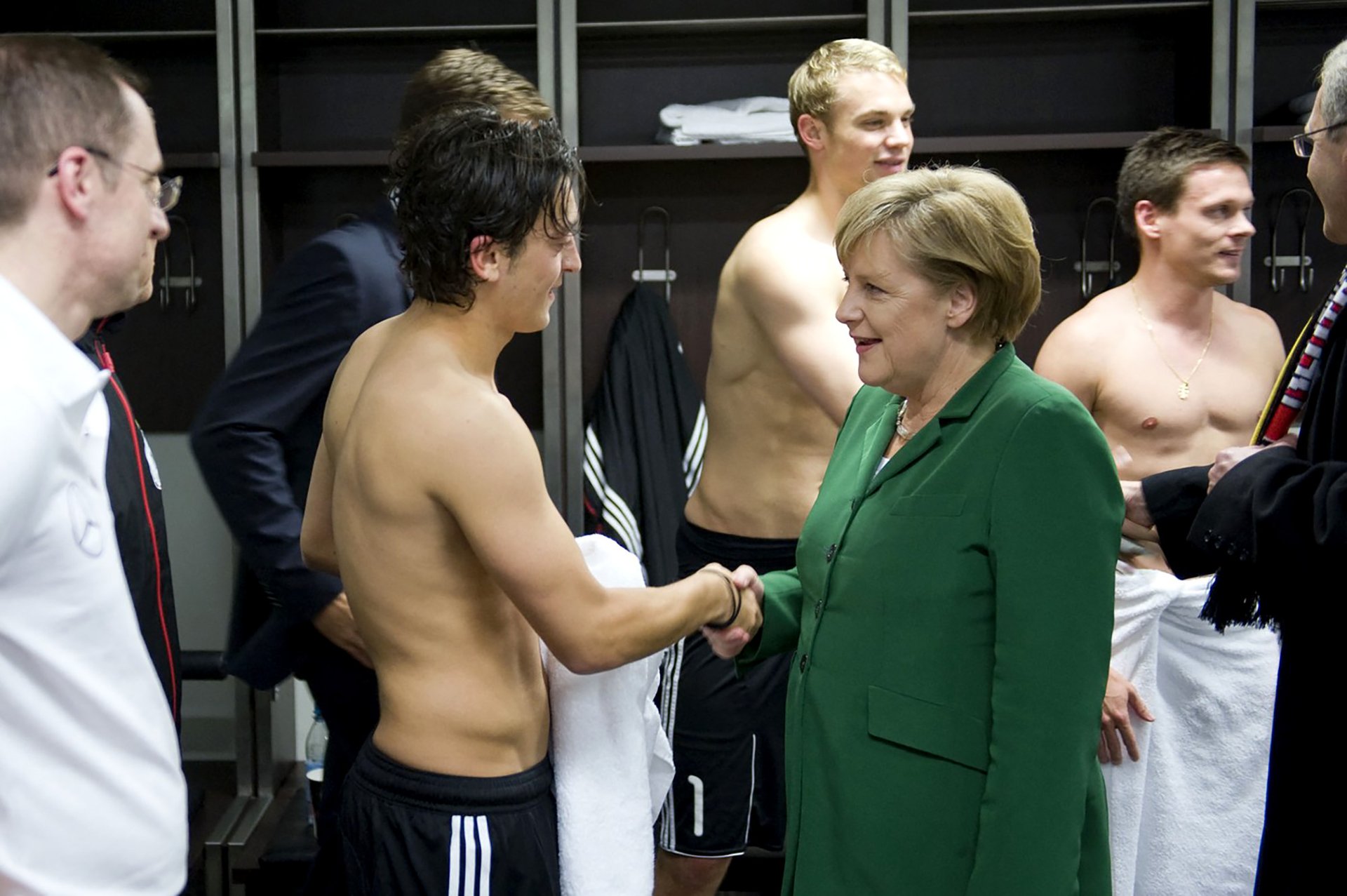 První ikonická fotka. (S Angelou Merkel v šatně na Olympijském stadionu v Berlíně po mezistátním zápase mezi Tureckem a Německem) 