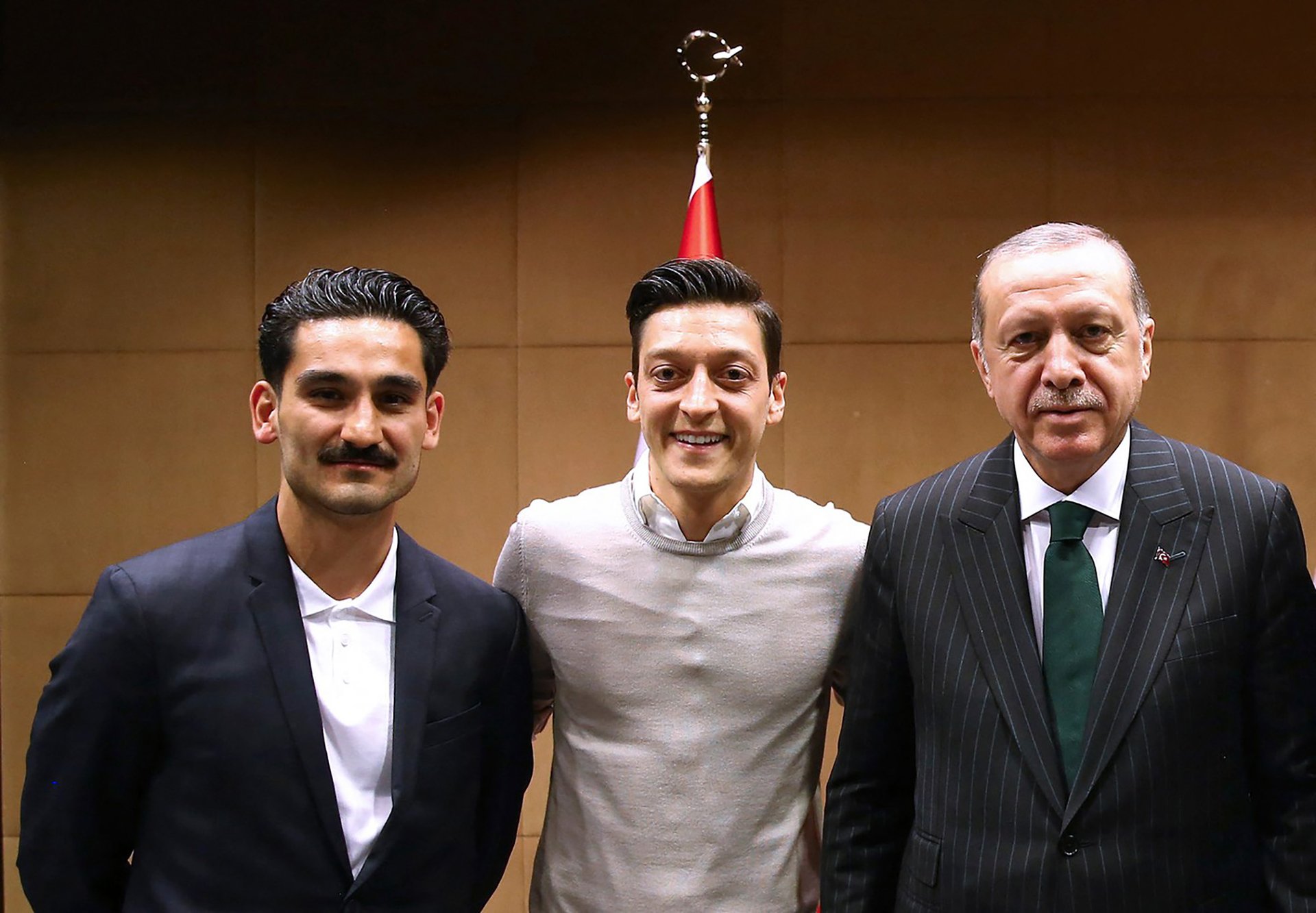 Osudový snímek. (13. května 2018 se v londýnském hotelu Four Seasons spolu s dalším německým reprezentantem İlkayem Gündoğanem z Manchesteru City vyfotili s Recepem Tayyipem Erdoğanem)