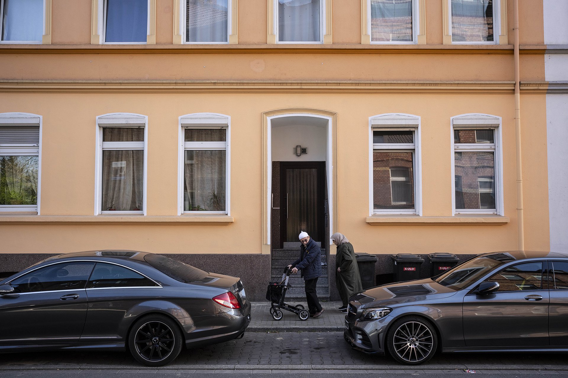 Dům, kde bydlel, má dnes opravenou fasádu, tehdy podle fotbalistových vzpomínek bylo číslo popisné na zdi nasprejované, okna u některých bytů byla vytlučená. 