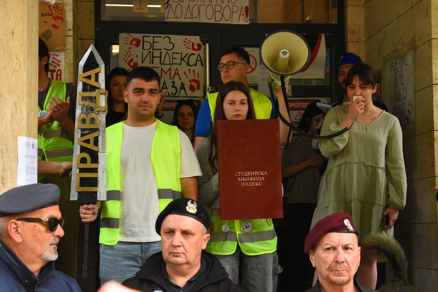 Studenti lékařské fakulty v Niši vyzvali občany, aby přišli na protest před jejich instituci a vyjádřili jí podporu. Obávají, že vedení školy povolá policii, aby prolomila jejich blokádu