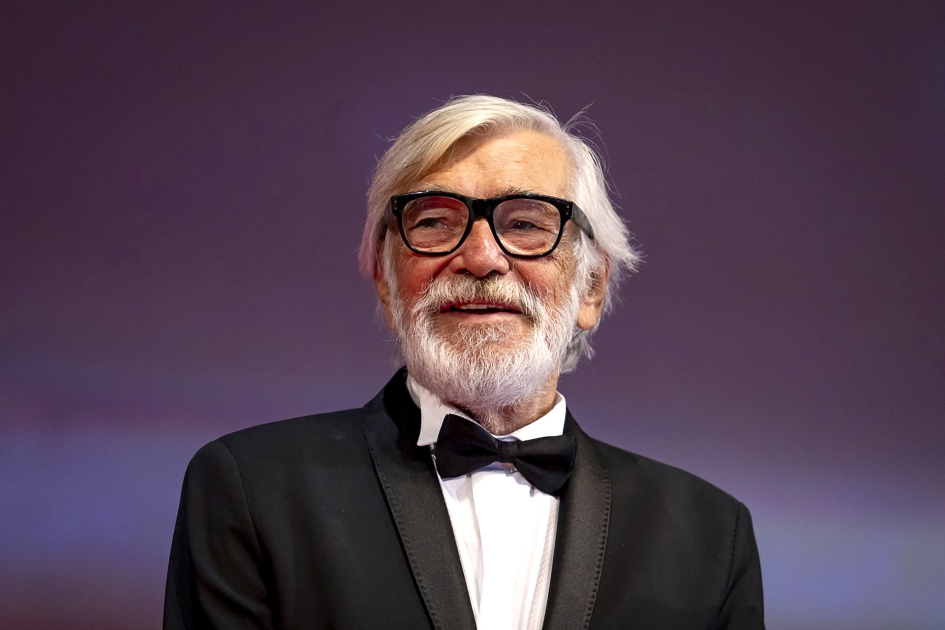 Se stejným respektem choval k divákům, kteří jej zastavili na ulici, jako k hollywoodským hvězdám. (MFF Karlovy Vary, zakončení festivalu, 6. července 2024)