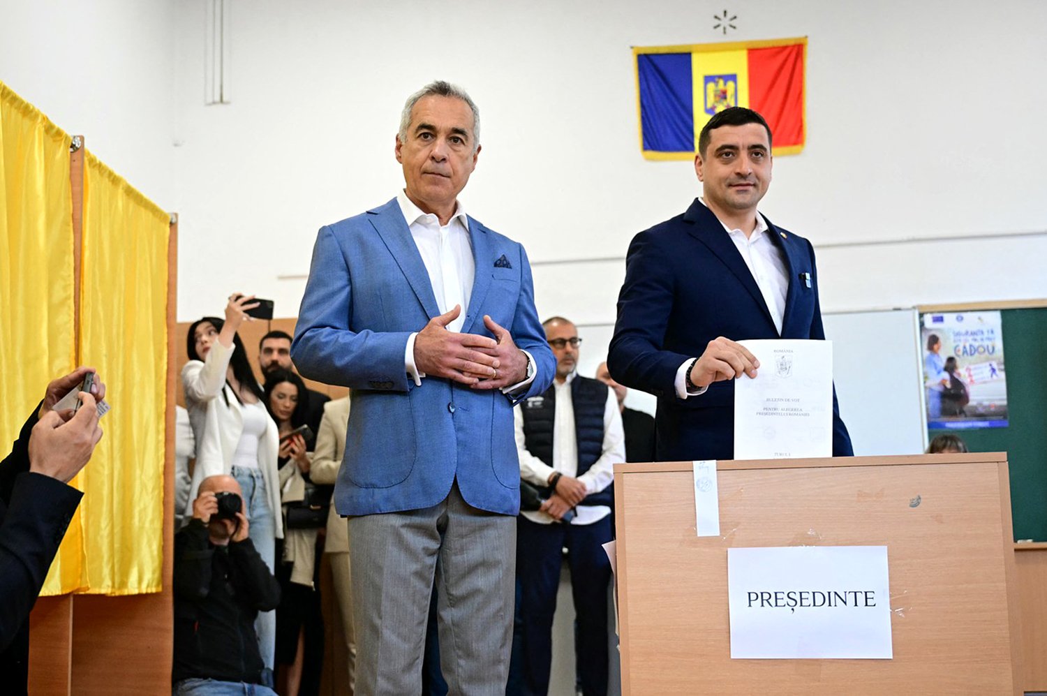Druhá šance pro krajní k pravici: v opakovaných prezidentských volbách Călina Georgescu nahradil George Simion (vpravo)