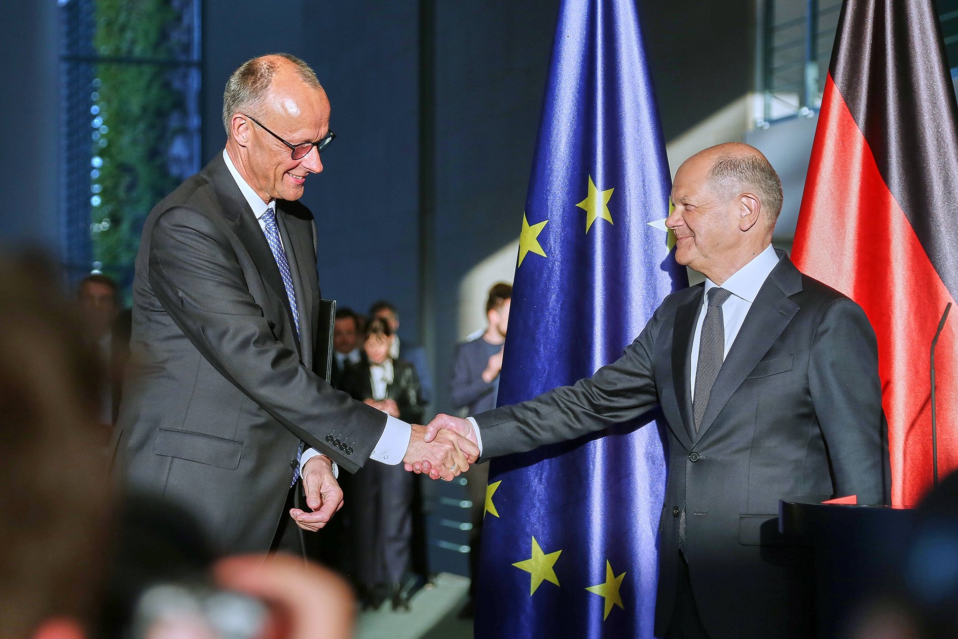 Berlin, Deutschland, 06.05.2025: Bundeskanzleramt: Amtsübergabe: Der neue Bundeskanzler Friedrich Merz verabschiedet den