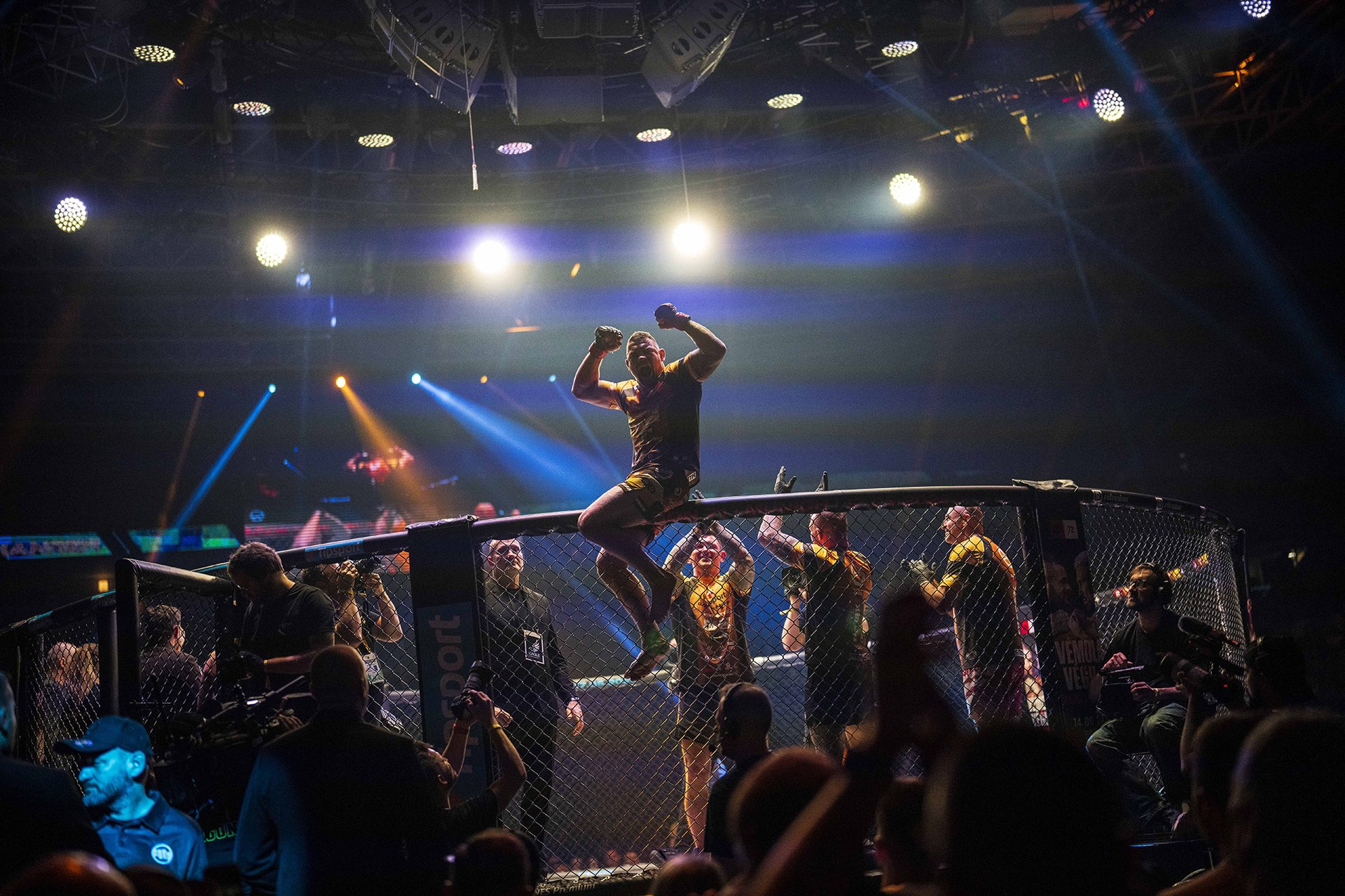 Ve spojení MMA, sociálních sítí a reality show se tu podobně jako v USA rodí zcela nový svět s obrovským dosahem, který bude formovat uvažování nastupující generace. A zatím se zdá, že vážně ho berou hlavně populisté.