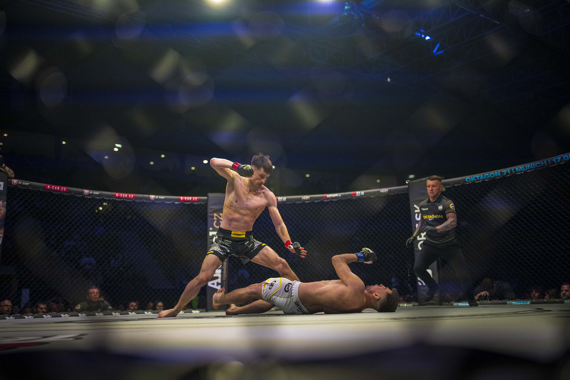 ... moderátor je představuje s teatrálním vrčením v hlase...