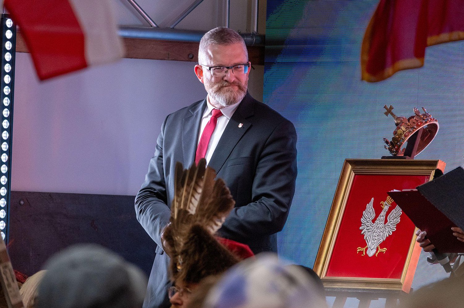 Antisemita, konspirátor a vypočítavý výstředník. (Grzegorz Braun na předvolebním mítinku)