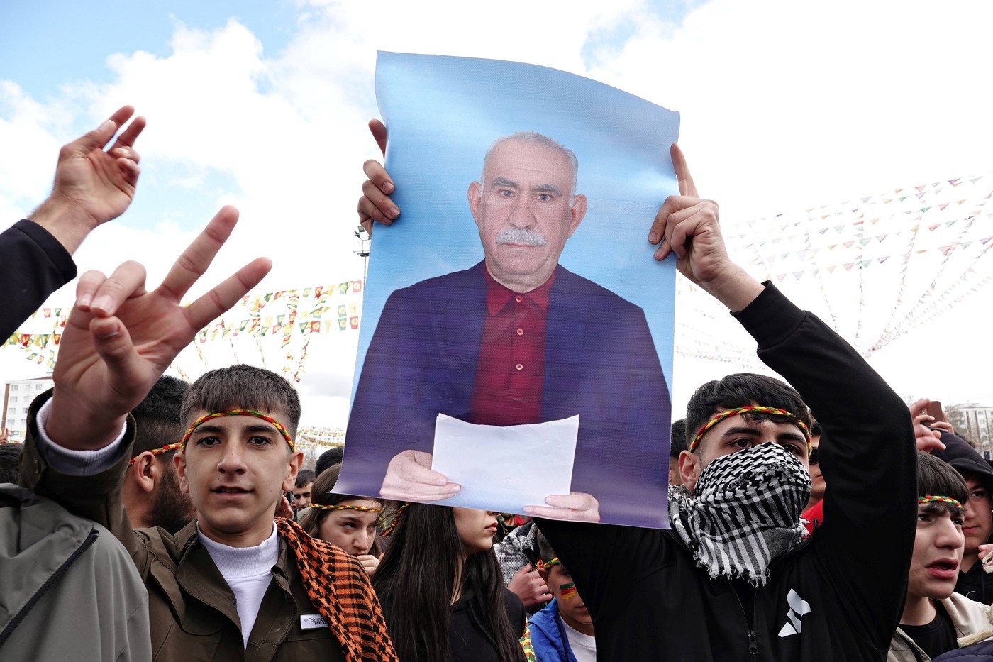 Kurdové slavící svátek Nourúz nesou podobiznu zakladatele PKK Abdullaha Öcalana
