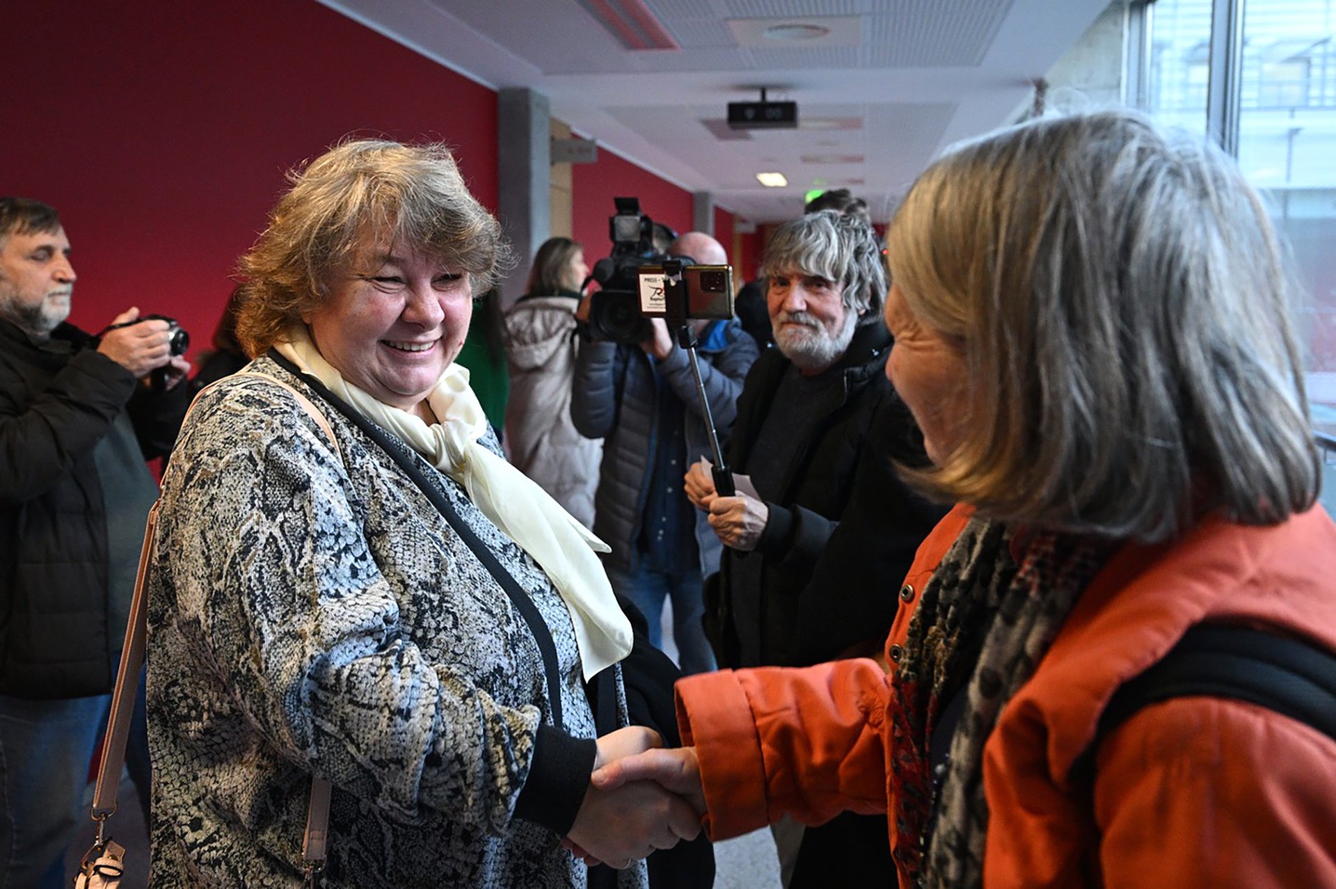 Učitelka Martina Bednářová (vlevo) u soudu, leden 2024.