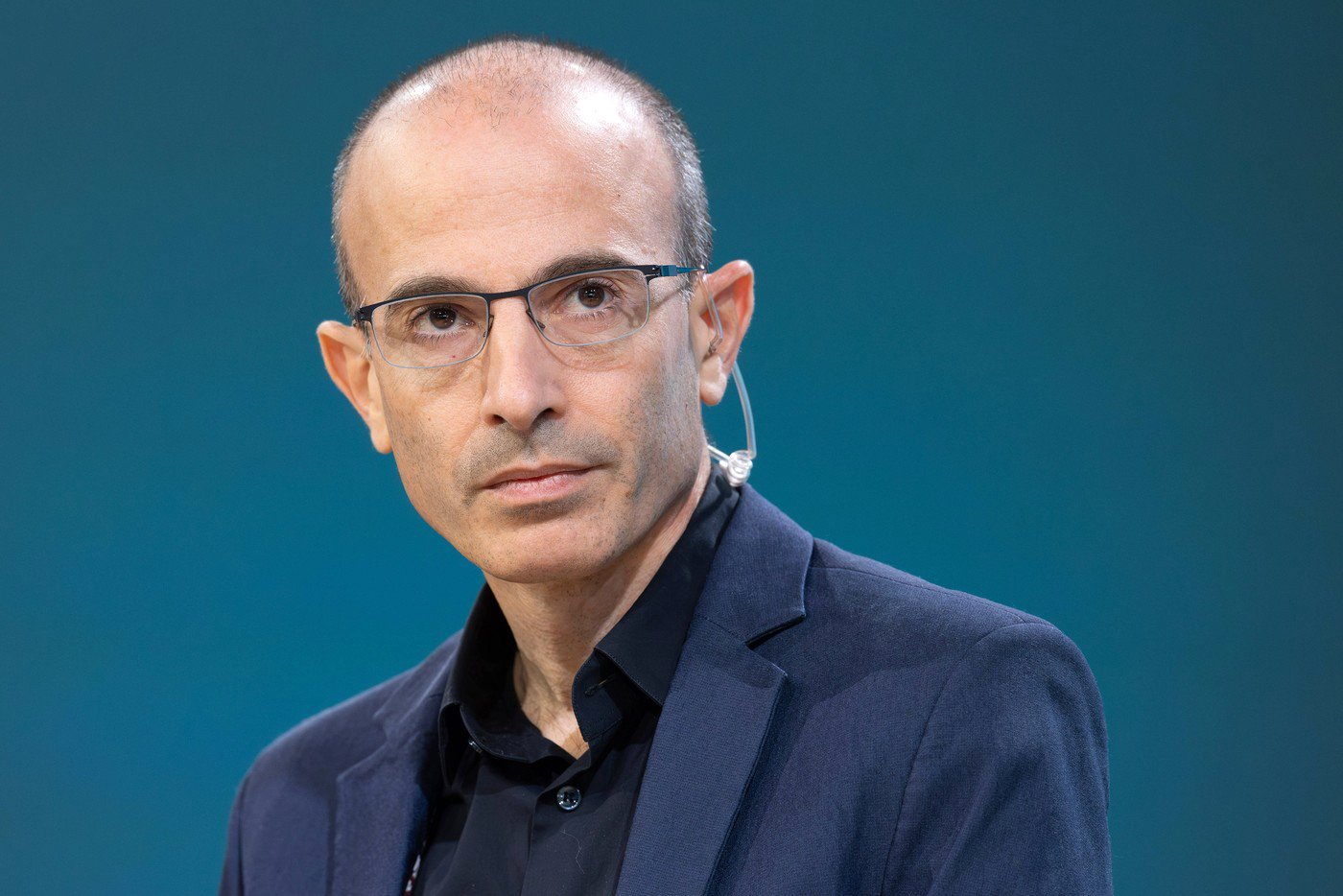 Umělá inteligence naruší nejen komunikační, ale v důsledku i naše lidské sítě. (Harari)