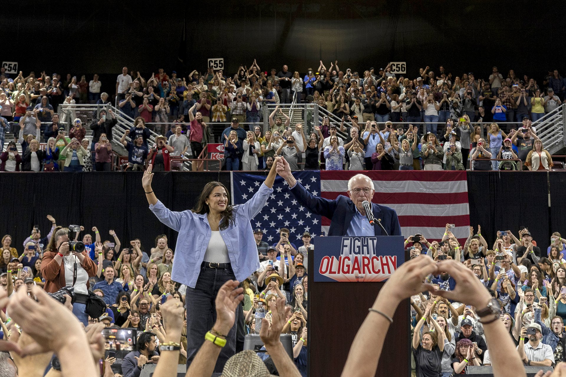 Mezi nejúspěšnější demokratické politiky v tuto chvíli patří ti, kteří žádají přímý boj proti trumpismu. (AOC a Bernie Sanders na mítinku Fighting oligarchy)