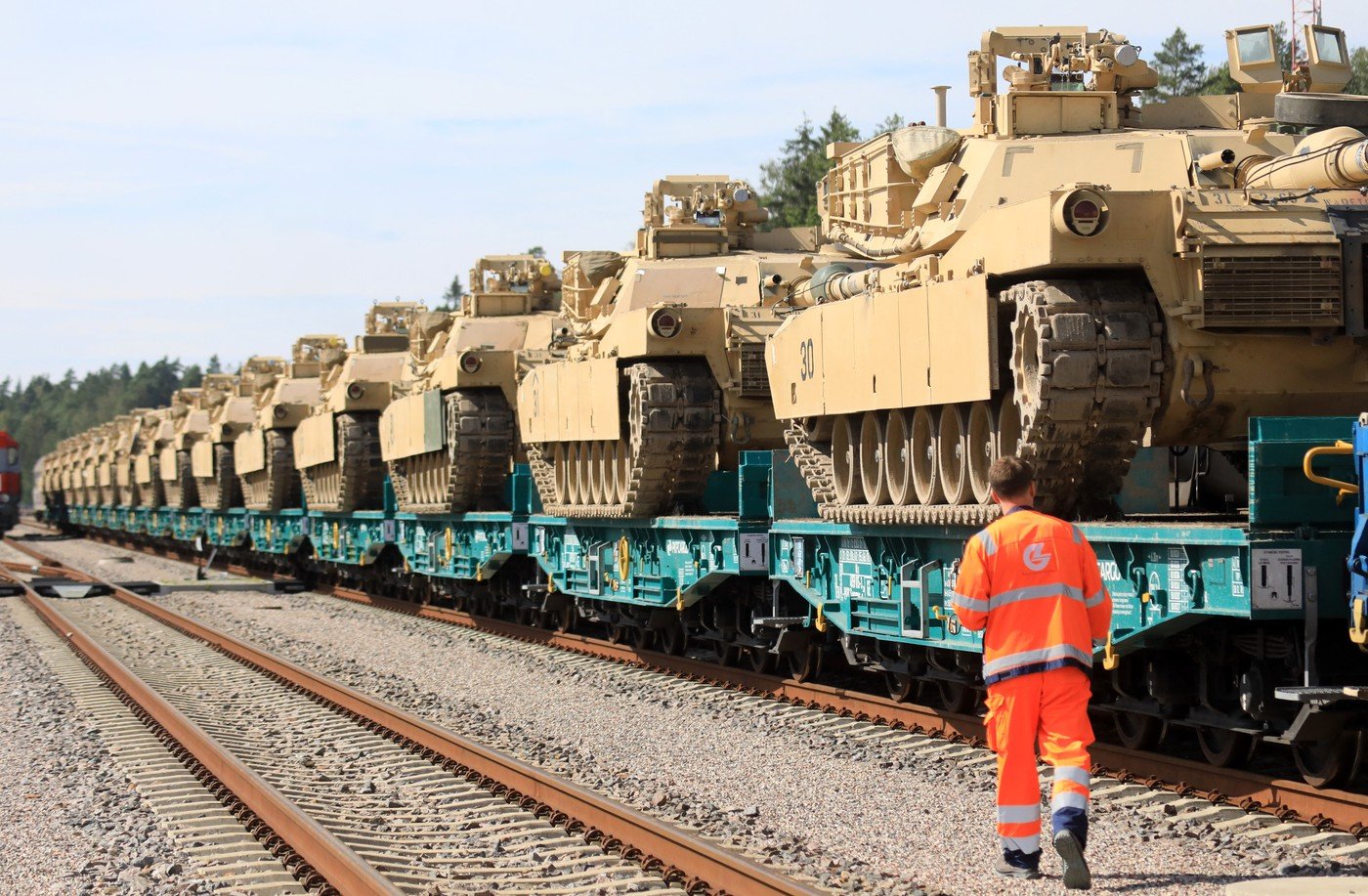 Americké tanky Abrams při přepravě na cvičení NATO do Litvy