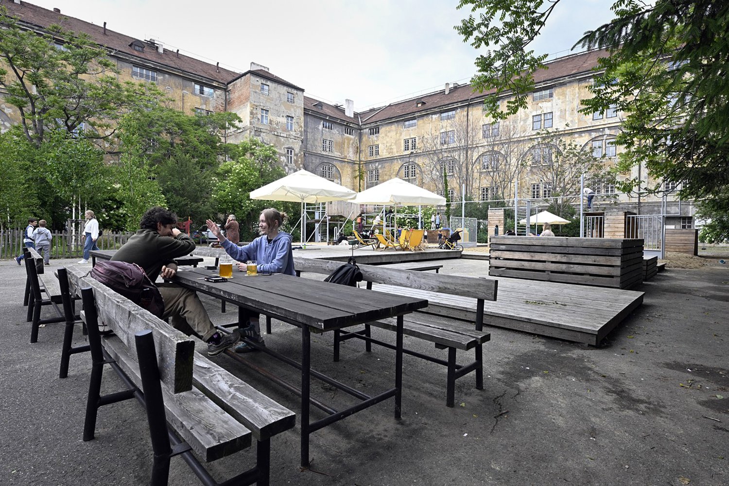 Kasárna Karlín, nádvoří, kulturní a společenské centrum