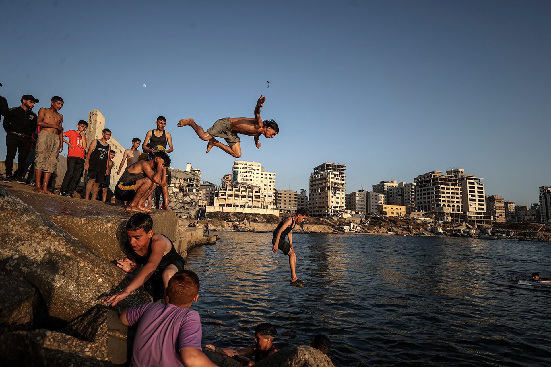 Palestinians seek relief on Gaza seaside amid heatwave and Israeli attacks