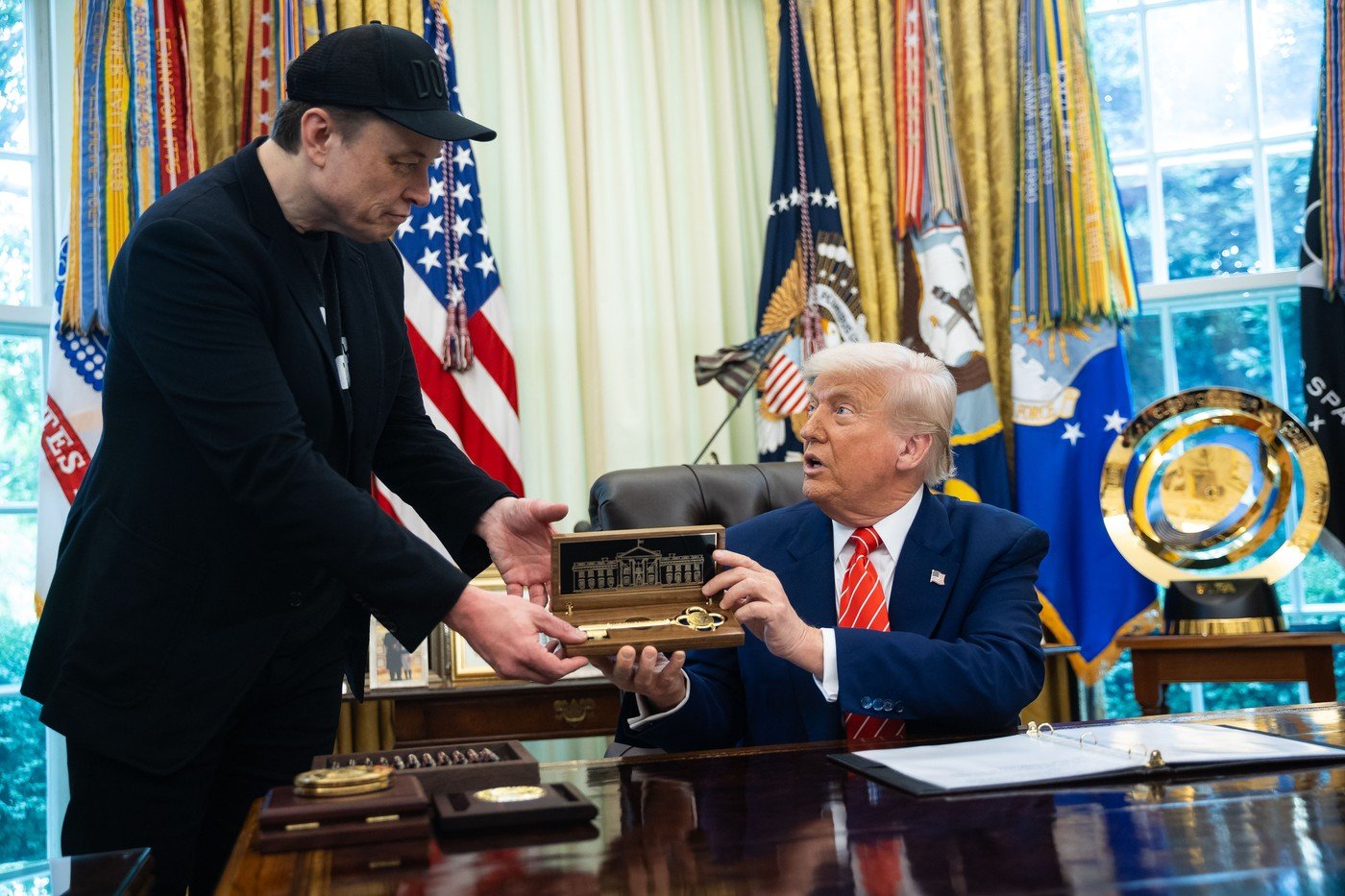 Ještě minulý týden jako přátelé. (Musk dostává od Trumpa dar Bílém domě)