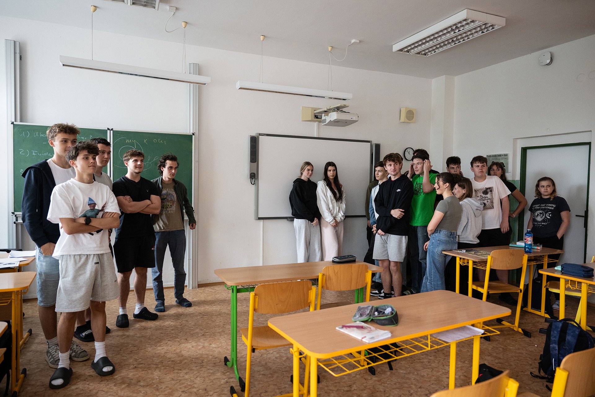 „ Víc se dozvíme o současném dění. A můžeme si na ně udělat vlastní názor.“ (Studenti 2. C na gymnáziu Hladnov)