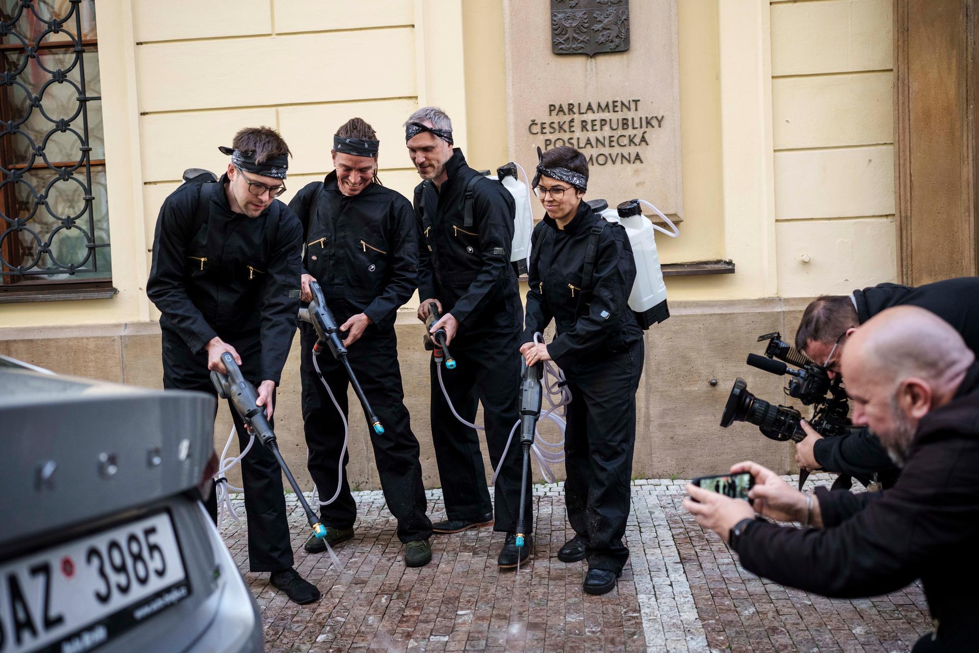 Jednání o nedůvěře vládě