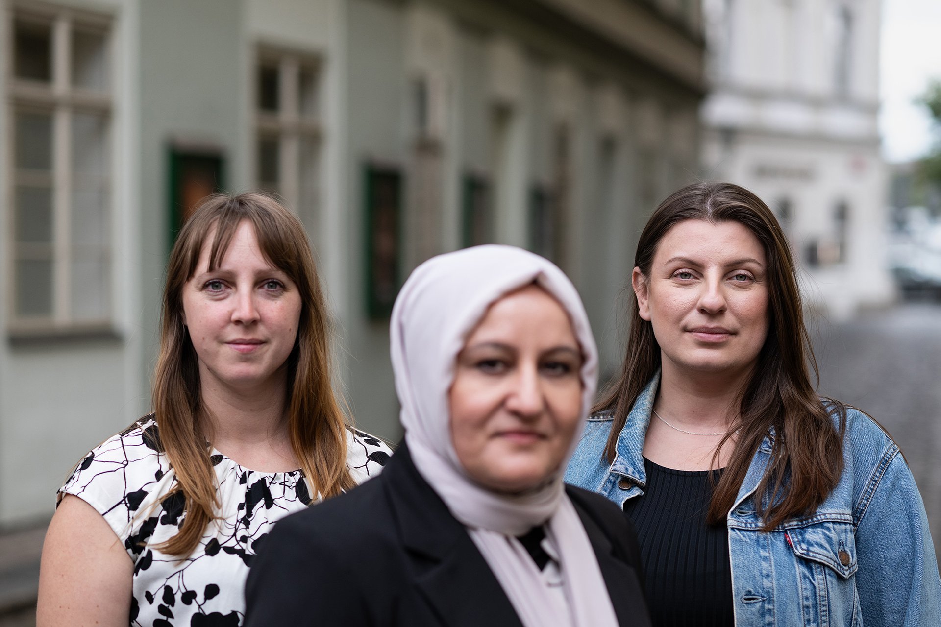 Sociální pracovnice ze švédského Göteborgu Jonna Åström, Hatice Tarhan a Zlate Musli (zleva)