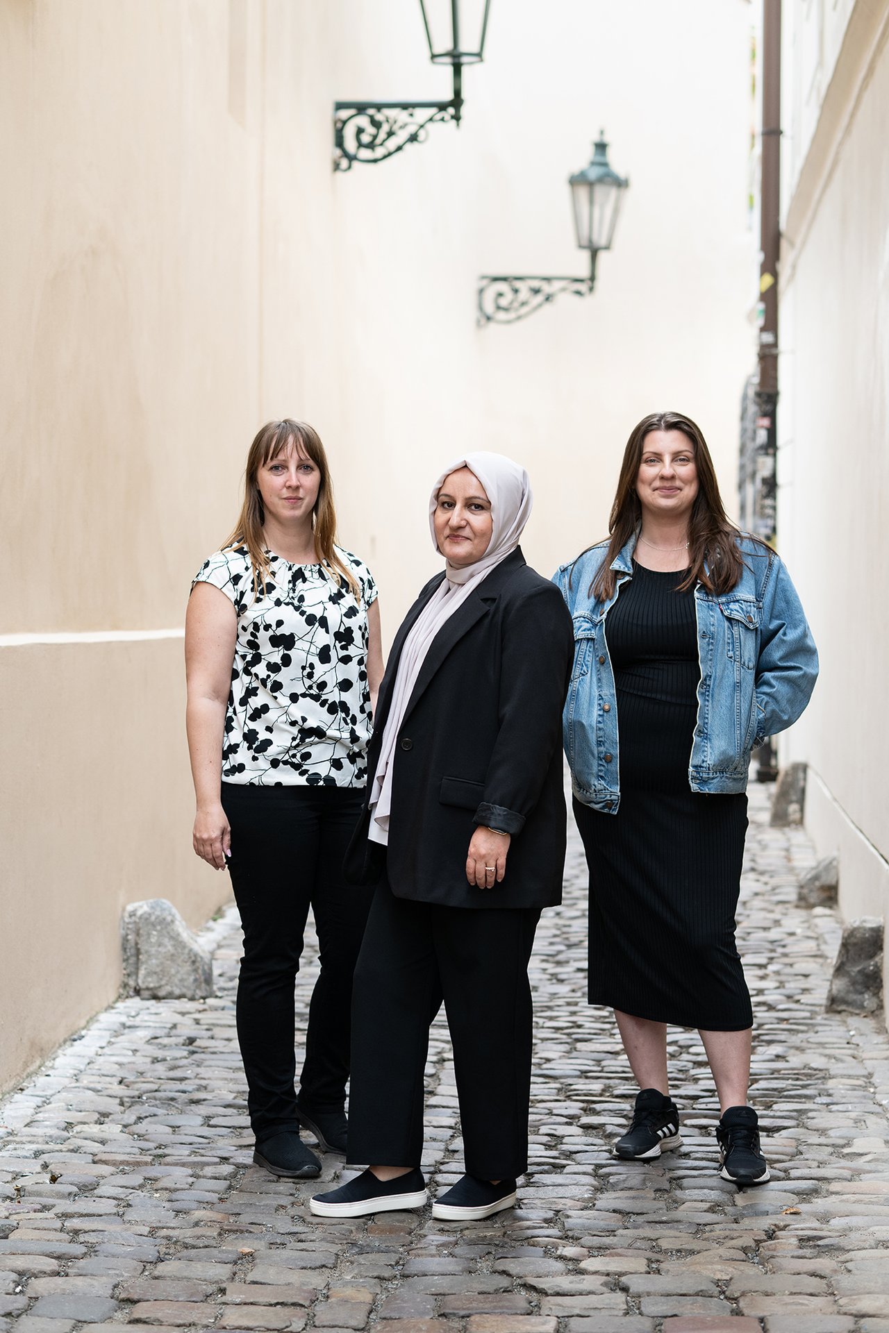 Jonna Åström a Hatice Tarhan (zleva) pravidelně vyrážejí na besedy z migranty. Na projektu spolupracují s kolegyní z radnice Zlate Musli (úplně vpravo)
