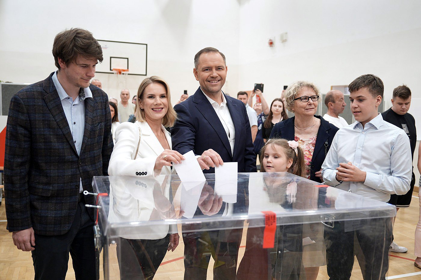 Dobře to dopadne, slyšel jsem. (Karol Nawrocki hlasuje s rodinou)