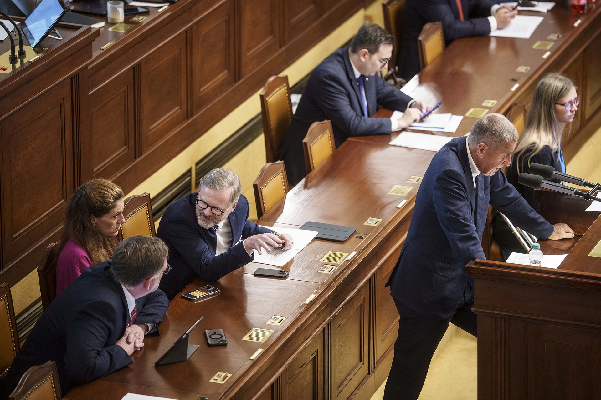 Sněmovna jednala o vyslovení nedůvěry vládě kvůli bitcoinové aféře.
