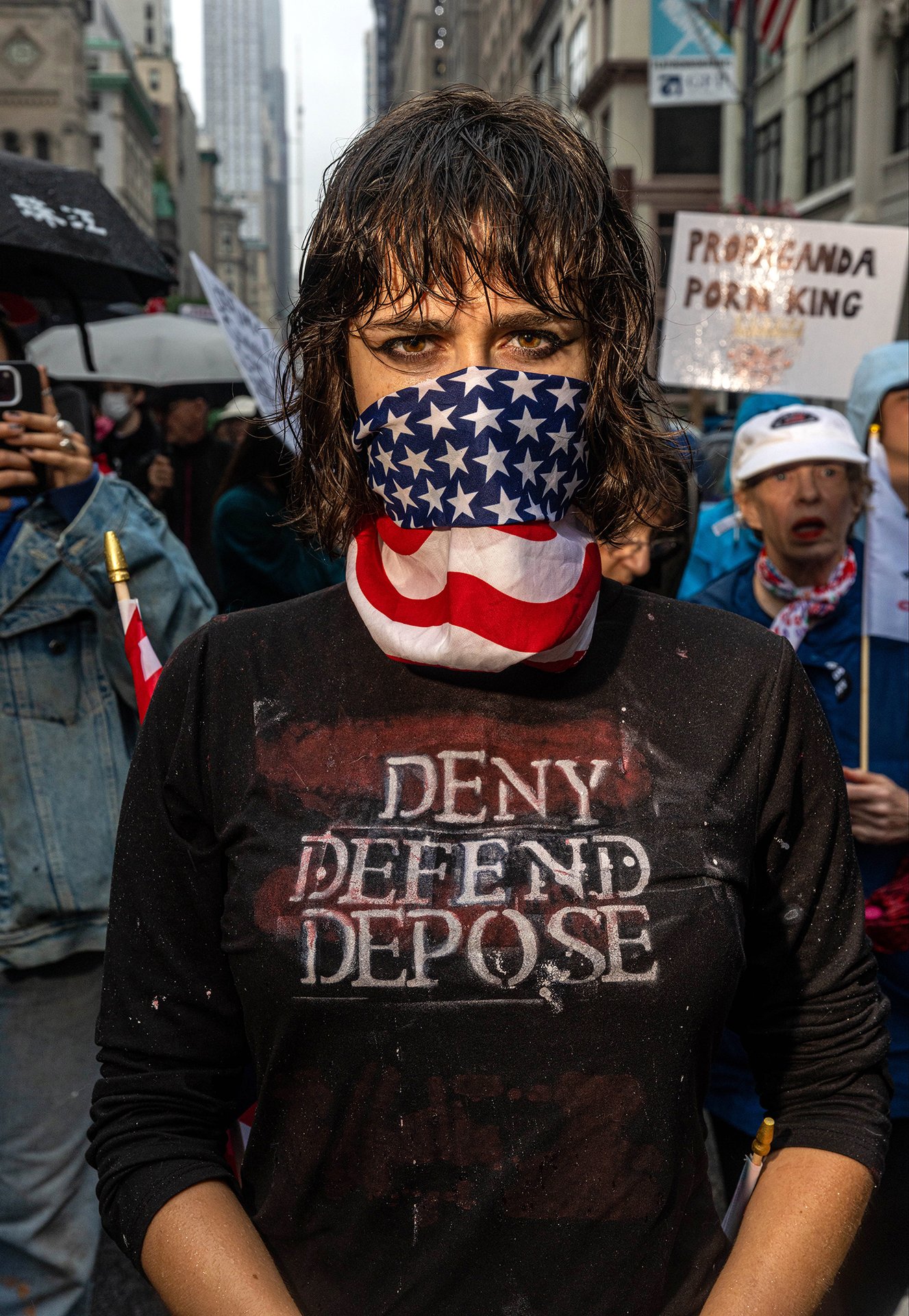 Nechceme krále! (Účastnice protitrumpovské demonstrace v New Yorku v den výroční vojenské přehlídky) 