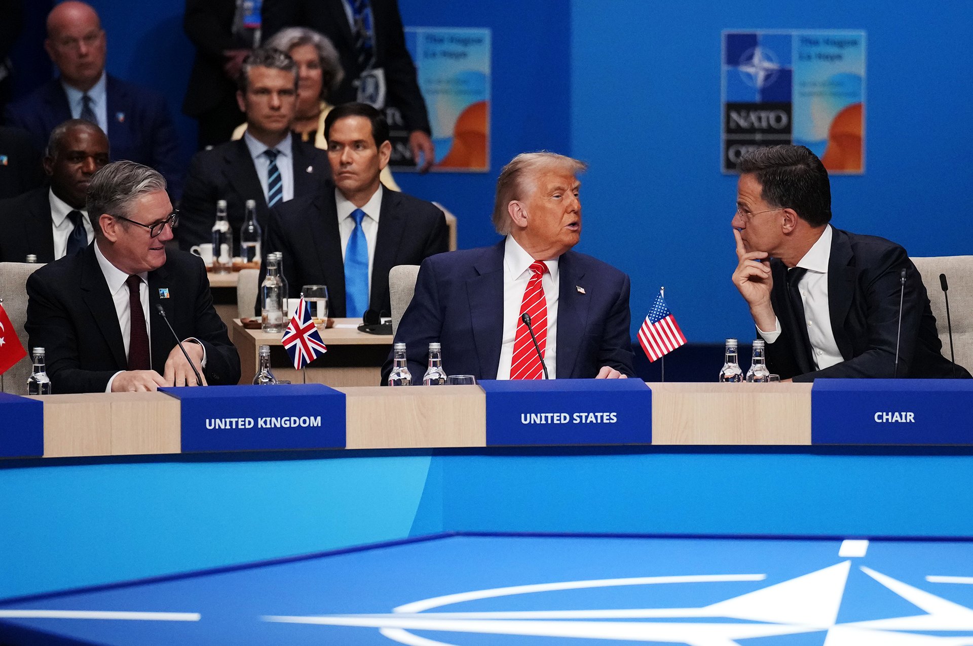 A pak přijde tatínek. (Donald Trump a Mark Rutte)
