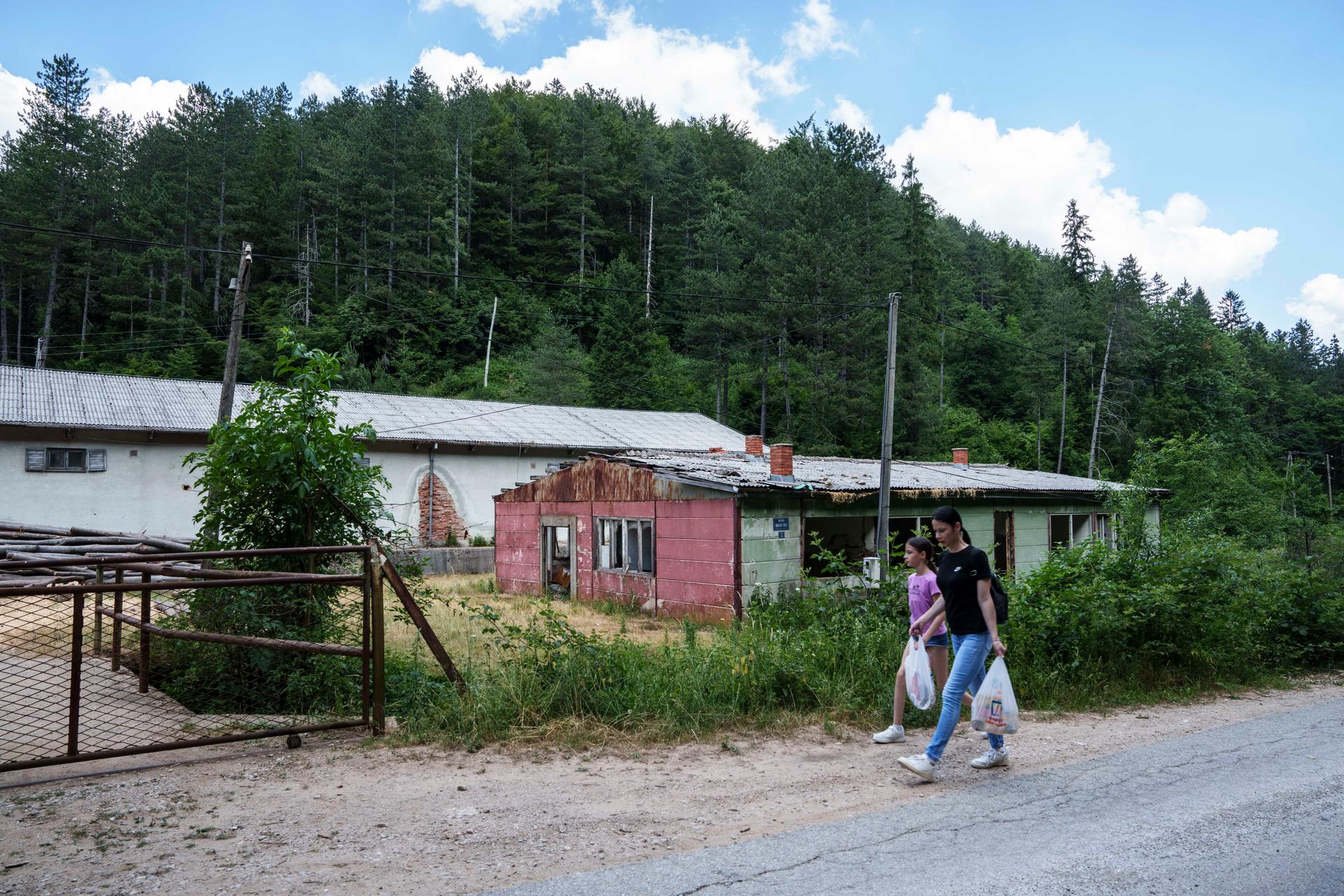 Budovy a místa spjatá s válkou dnes chátrají. Takto vypadá bývalý koncentrační tábor Sušica ve Vlasenici. 