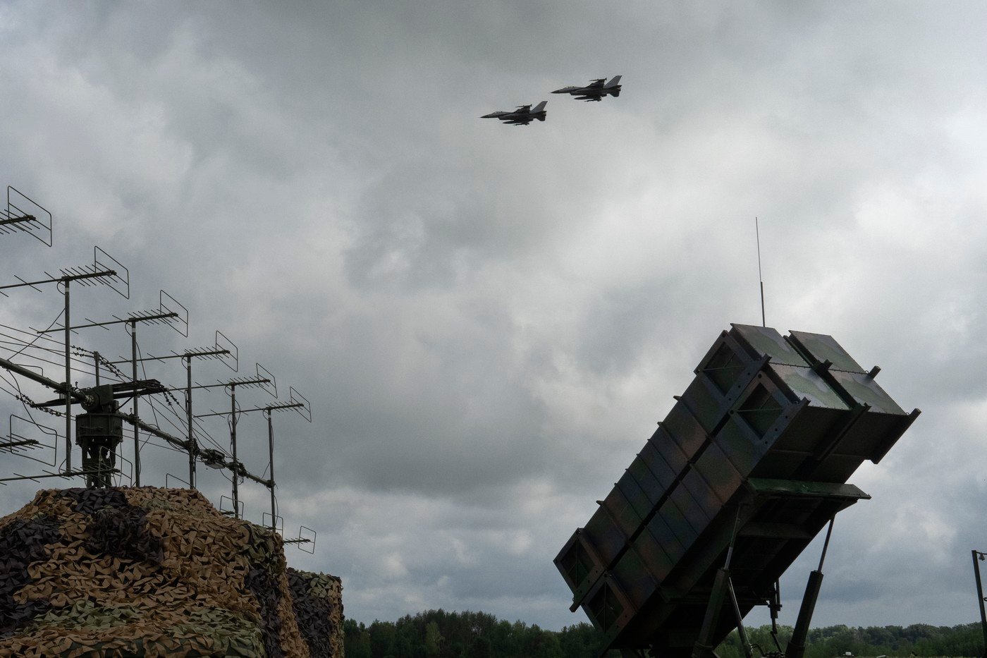 Ukrajinské letouny F-16 přelétají nad systémem Patriot
