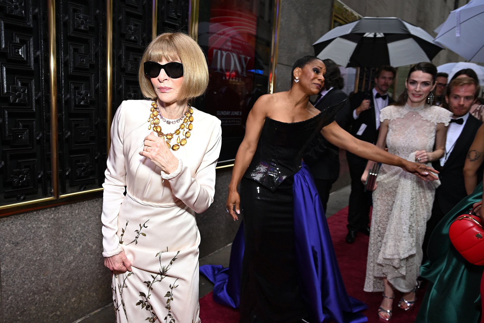 Ať diktuje trendy někdo jiný. (Anna Wintour na předávání cen Tony)