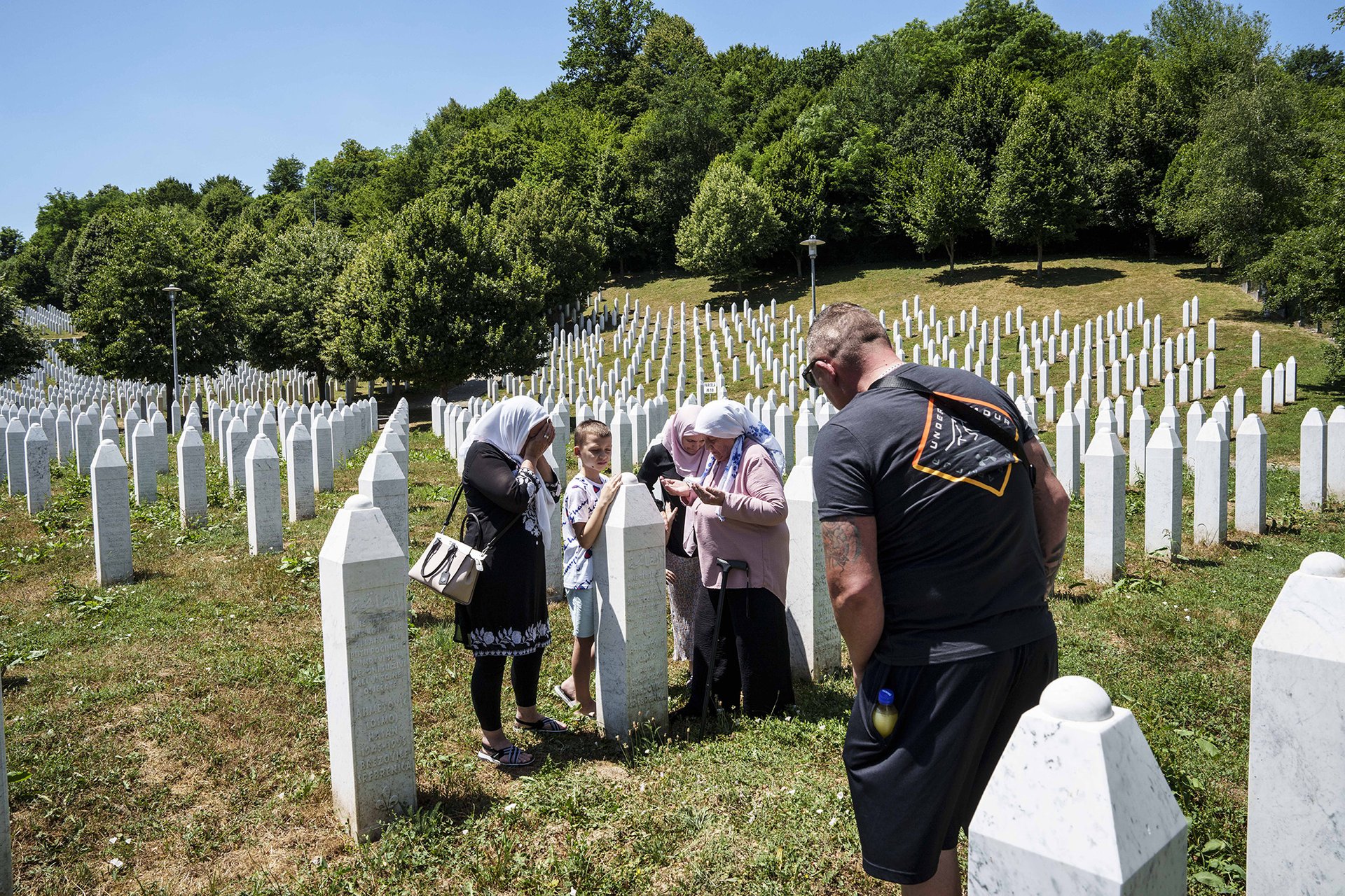 Na tomhle hřbitově mám celou rodinu. Včetně táty. Jsem na něj hrdý. (Nurija a jeho rodina)Zemřel jako muž.
