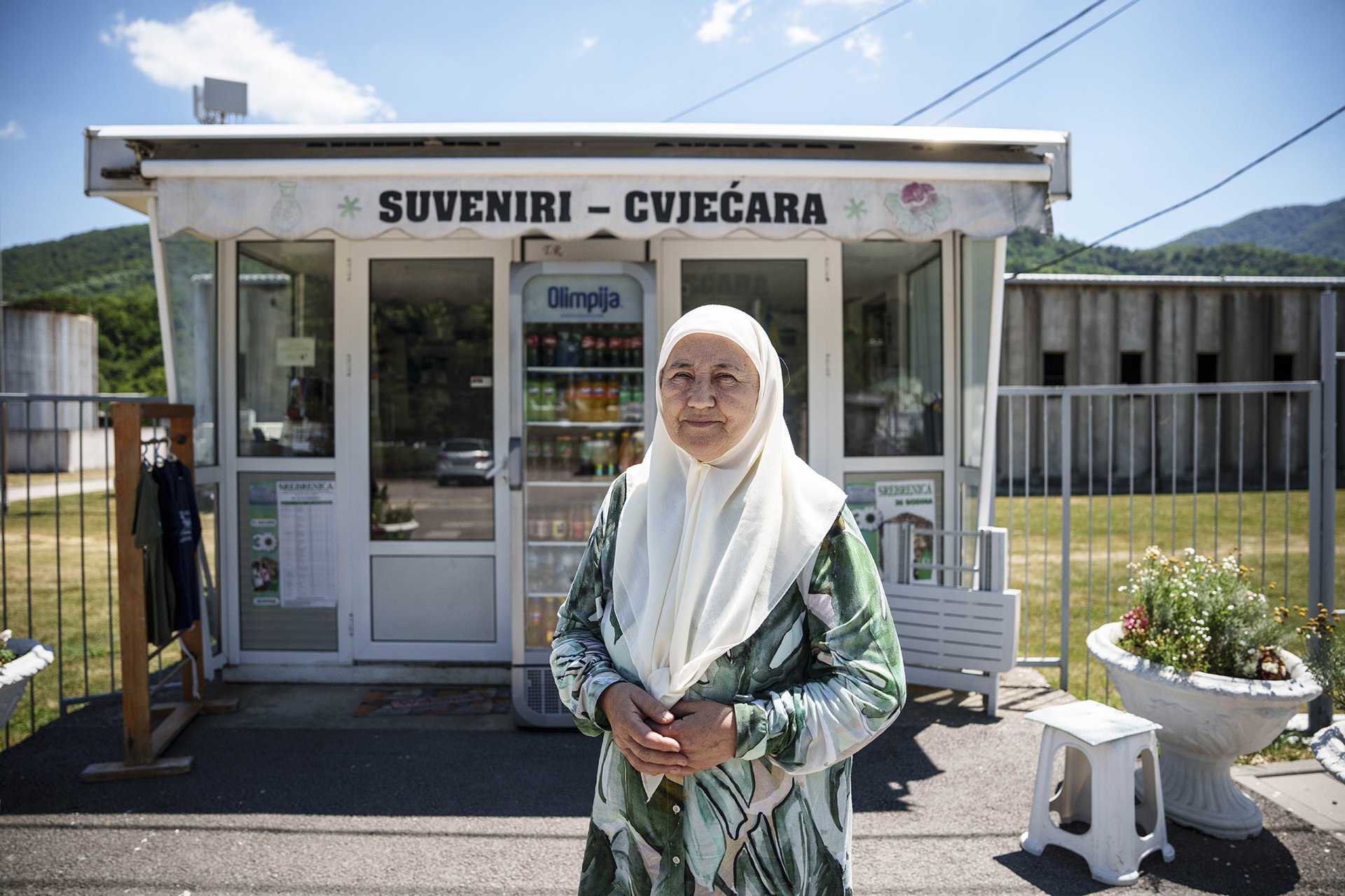 V hrobě mého syna jsou jen dvě kosti. Fadila Efendić před svým stánkem v Potočari