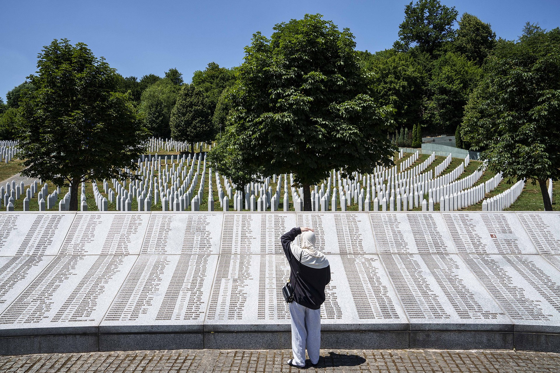 Přes 1000 obětí srebrenického masakru stále nemá svůj hrob. 
